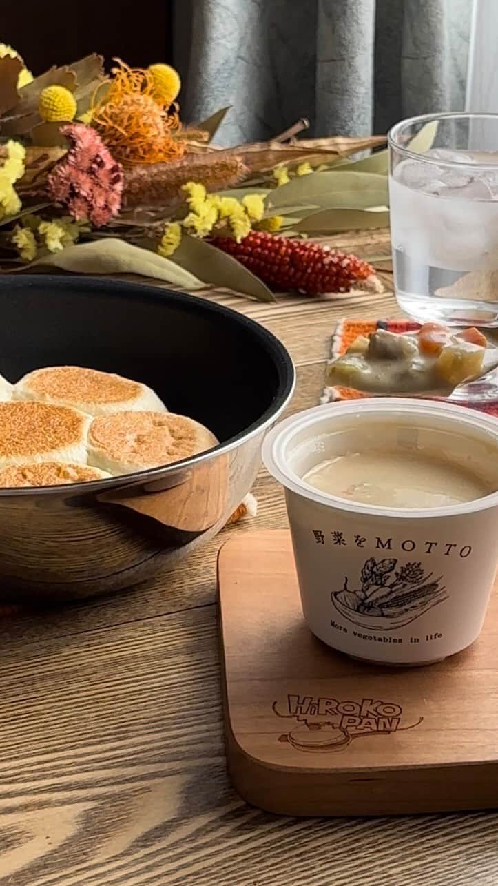 のインスタグラム：「フライパンちぎりパン  【材料】 強力粉　　150g（万能カップ3） イースト　1.5g（小さじ1/2強） 砂糖　　　7.5g（小さじ1.5） 塩　　　　1.5g（小さじ1/3） 油　　　　7.5g（小さじ2） ぬるま湯　90g（万能カップ1と1/3程度）」