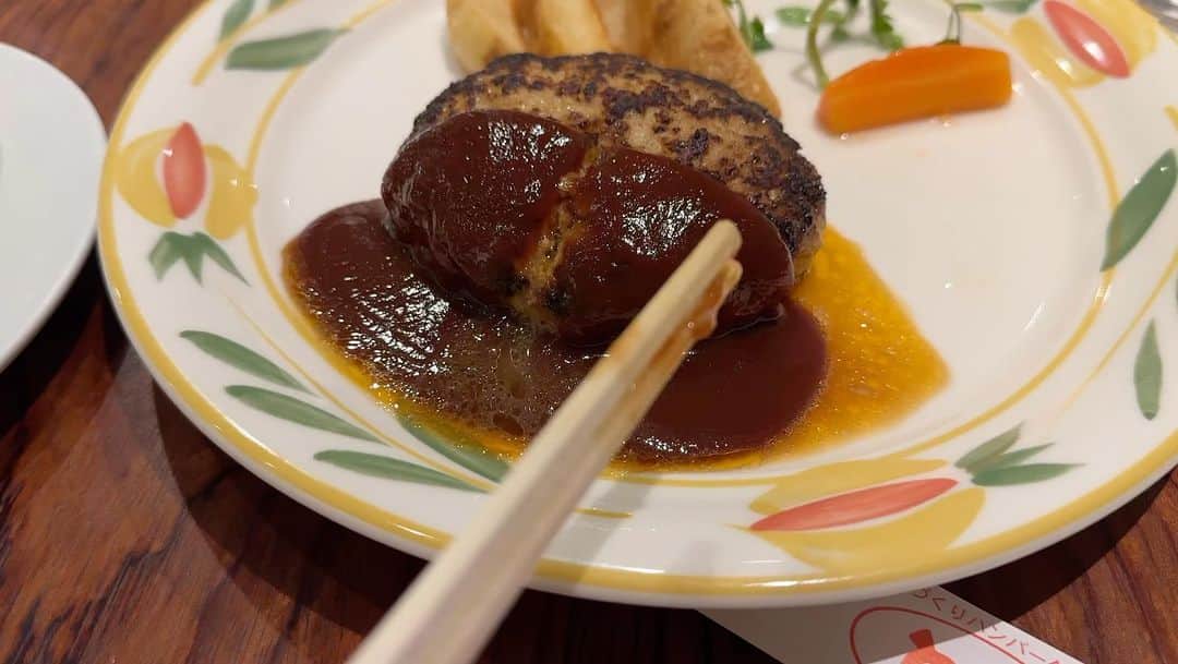 牧野澪菜のインスタグラム：「羽翮飛肉 . 4Kでの良さ伝わる？ . 肉汁、にくじゅう。 . #me#ハンバーグ　🍔。」