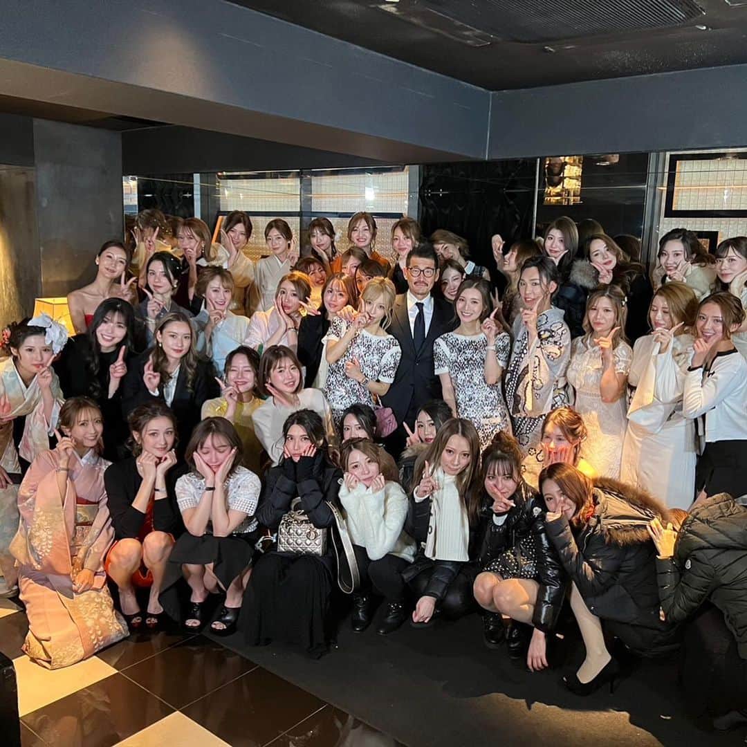 北川れいさんのインスタグラム写真 - (北川れいInstagram)「大好きな綾田社長お誕生日おめでとうございます🥺🎂🎉㊗️✨  私は最初で最後の社長のお誕生日に 参加させていただきました。  皆様に本当に愛されていて圧巻のひとことでした。 綾田社長もお客様方も凄すぎて さすがエースだなと思いました。  尊敬する社長の下で一緒にお仕事させていただけて とても幸せです🥺💖  素敵な時間をありがとうございました。  🥸☝️🧡 @takeshiayata   #綾田社長 #エース #ラストバースデー #日本一 #エースグループ」1月28日 23時31分 - kitagawa_rei