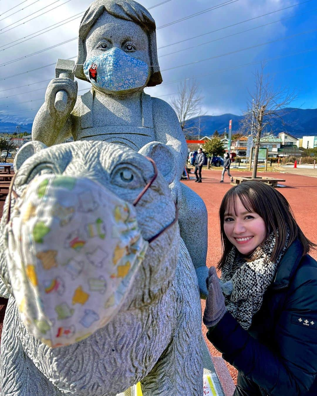 スミス春子さんのインスタグラム写真 - (スミス春子Instagram)「.  こんばんは！  とびっきりしずおか土曜版をご覧いただき ありがとうございました！  きょうは県東部の小山町、御殿場市の寒さと雪の様子を３回にわたって中継でお伝えしました🤍  特に日陰では、地面が凍って滑りやすくなっているところがありました…。 明日も寒い地域では雪が残っている箇所もあるかもしれません😭 車の運転、そして歩くのも慎重にお願いします😭  取材に協力してくださった皆さん ありがとうございました☺️✨  #土曜版 #中継 #雪 #小山町 #御殿場  #金太郎  #アナウンサー」1月28日 23時52分 - harukosmith