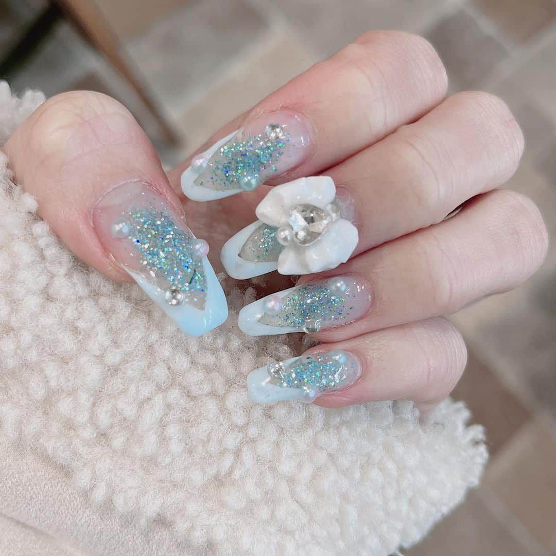 信野樹奈のインスタグラム：「今回のネイルはツアー衣装に合わせて水色💙  #nail #ネイル #水色ネイル #キラキラネイル #ネイルデザイン」