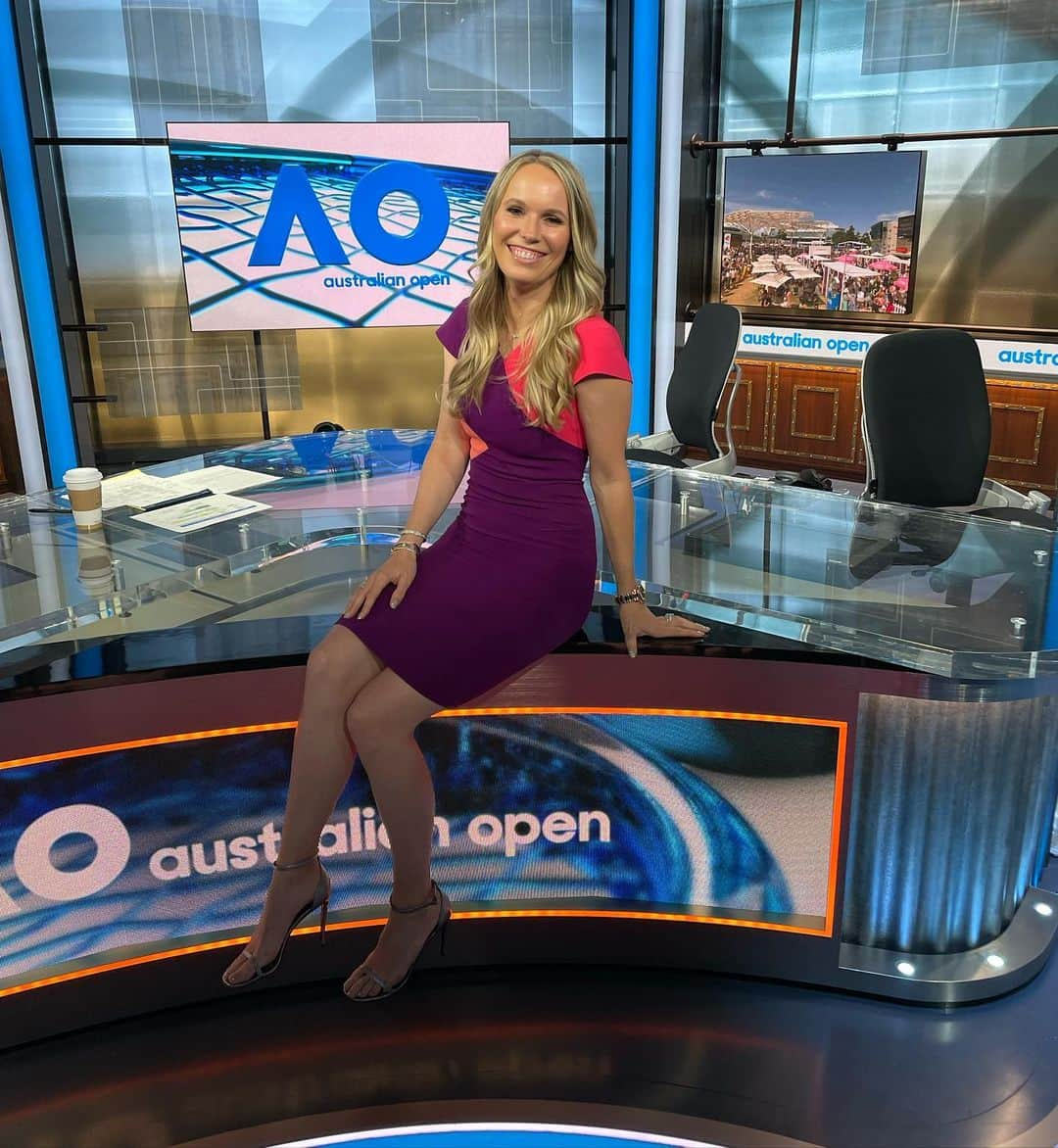 CarolineWozniackiのインスタグラム：「Making myself right at home announcing the @australianopen 2023. Thanks @espn for having me!」