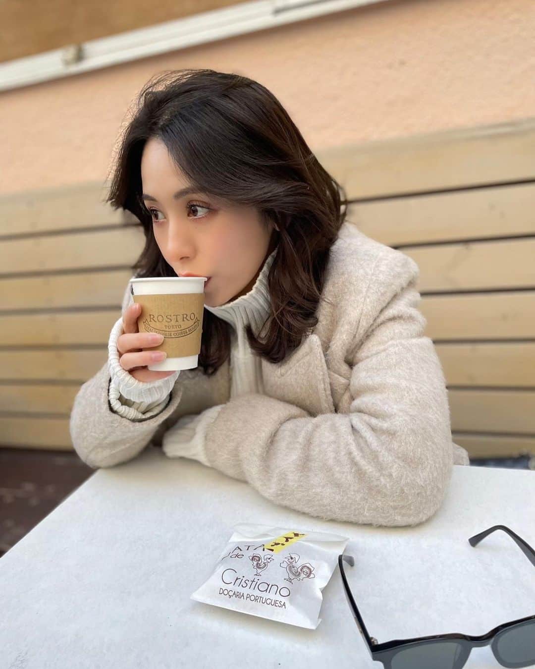 宮下舞花のインスタグラム：「束の間のお休みに♡ 大好きなコーヒー屋さんへ☕︎ . . ゆっくりお散歩していたら、大学時代の友人に卒業以来の再会🥹😍♡相変わらず美しく優しさに溢れていて…行列のできるエッグタルトをプレゼントしてくれました🥚♡ありがとう🥹🥹 . . 人生って本当、一期一会だけど… 心に残ってる人とまた再会できるってしあわせ。今までも、これからも、出会えた方一人一人とのドラマ…大切にしたいなと思ったのでした♡コーヒー飲んでしあわせそうな私。」