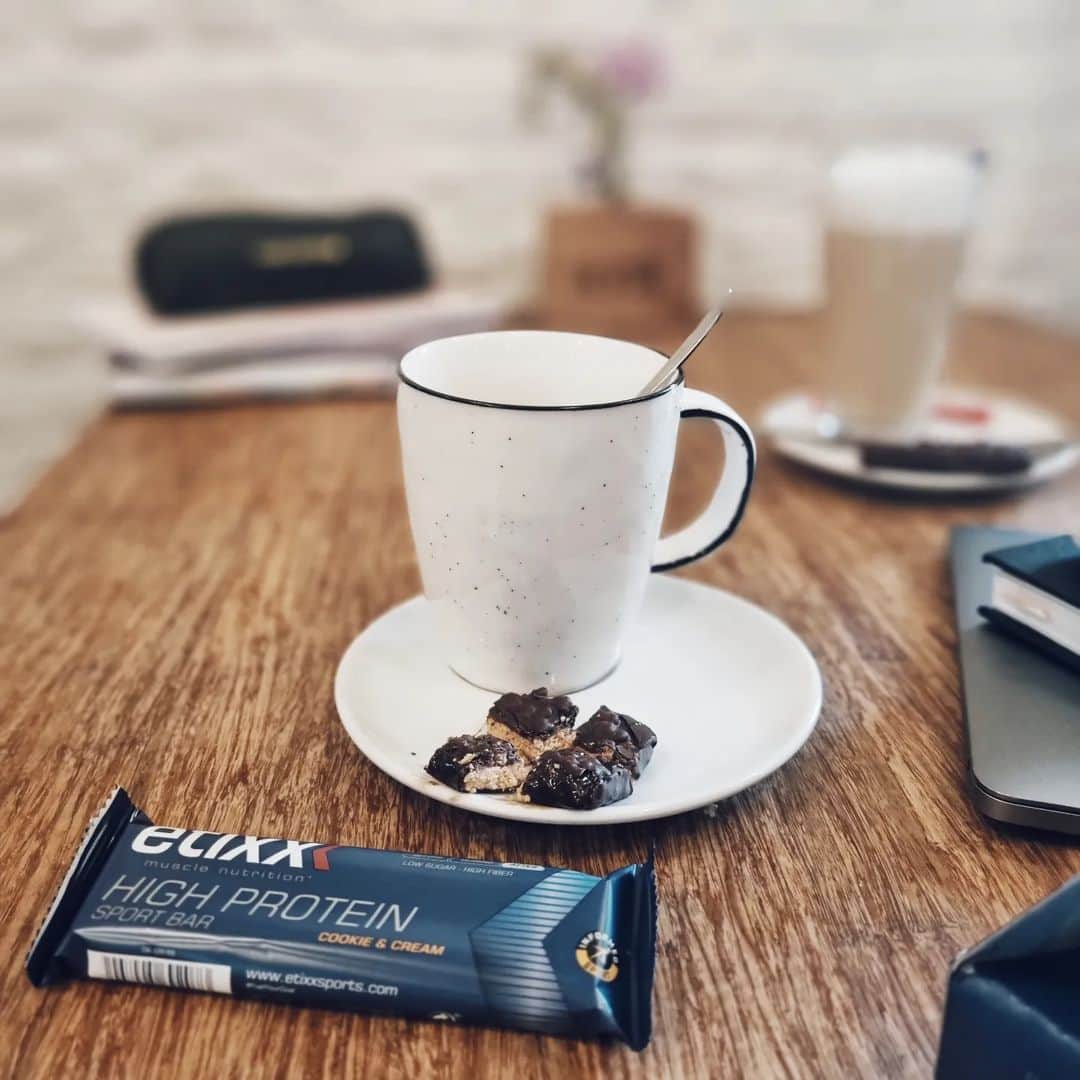 Paulien COUCKUYTさんのインスタグラム写真 - (Paulien COUCKUYTInstagram)「There is always a reason for a coffee date with a (protein) chocolat bar 🫶🏼  As athletes, we need a lot of proteins to build (or preserve) our muscles ! That´s why I love the high protein cookie & cream bar of @etixxsports : high in protein, low in sugars ánd good in taste !   #athlete #recoverystrategies #protein #etixxsportsnutrition #etixxambassadors #etixxpaulien   Code ETIXXPAULIEN for 30% discount (all products)!」1月29日 0時26分 - pauliencouckuyt