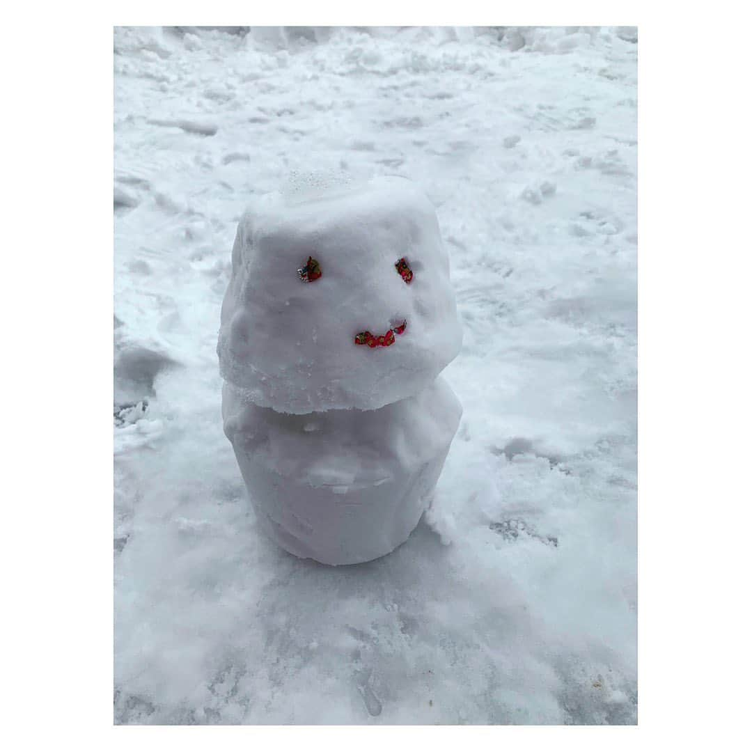 大月さゆさんのインスタグラム写真 - (大月さゆInstagram)「⁡ 地元・石川県能美市から届いた冬だより ⁡ ⁡ 雪だるま⛄️ならぬ バケツだるま🪣だそう。 目と口はお菓子の包み紙かな🍬？ ⁡ ⁡ 3歳の姪も雪かきをお手伝いしたらしく、動画で見る限りかなりの戦力…🐥✨に、いつの日かなってくれることだろう。(今から雪かき英才教育)  #石川県能美市 #積もったね #除雪作業 #ごくろうさまです👏」1月29日 0時34分 - sayuotsuki_official