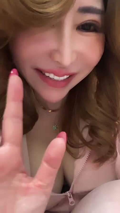 沢田麗奈のインスタグラム：「毎週土曜日23時半位から生配信♡雑談ダラダラ… 遅刻しました！」