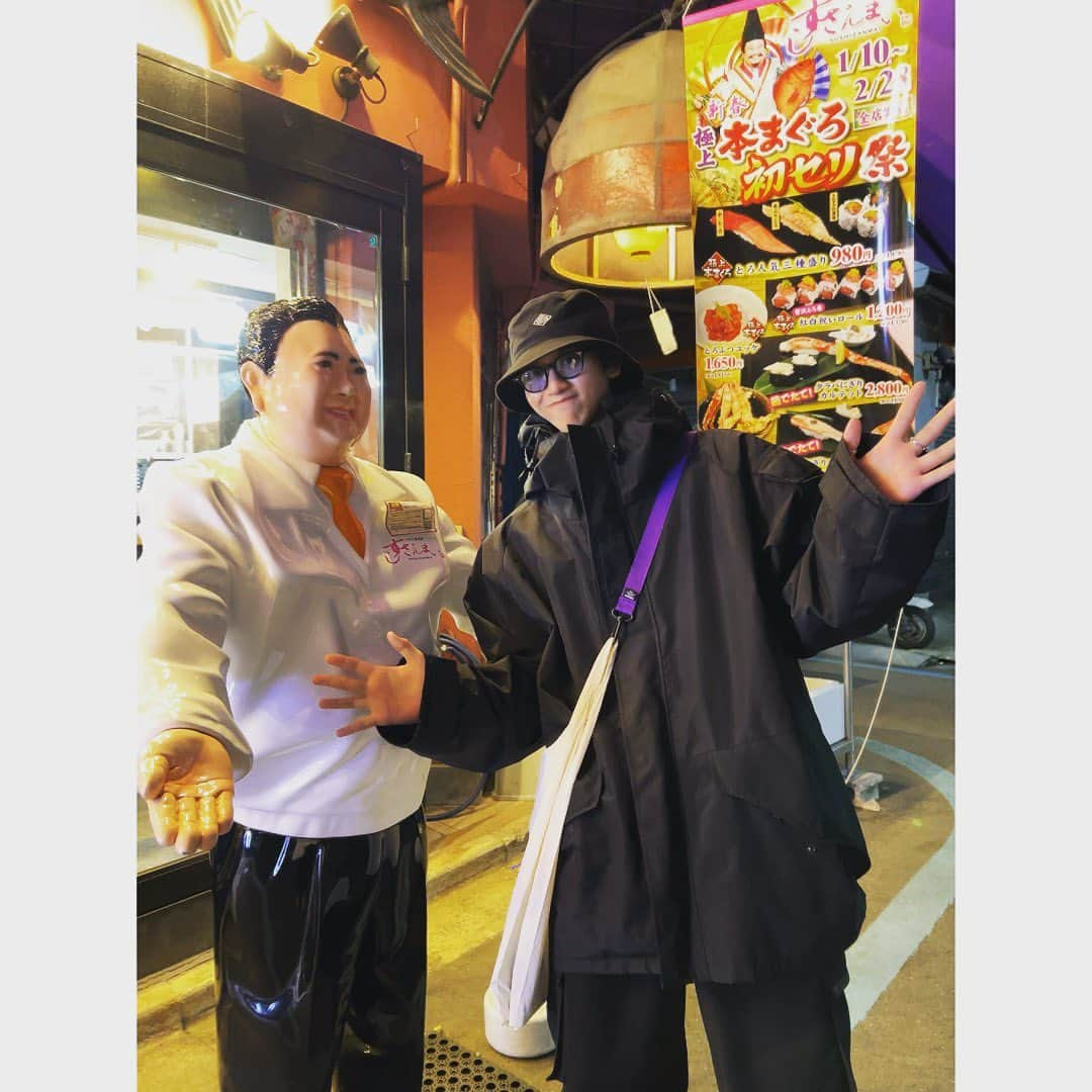 島太星さんのインスタグラム写真 - (島太星Instagram)「25歳になりました✌️ NORDでは健の次に最年少です😊 今年は色んなことを吸収しなきゃいけない年で、 今までの倍、エンジン全開で頑張ります‼︎ いつも応援してくださる皆様に とっても感謝です☀️✨ SNSの更新頻度も最近下がっちゃっててごめんね🙇‍♂️ 必死に頑張ってる最中です🔥 変わらずメッセージくださると嬉しいでごわすです‼︎ これからもよろしくお願いします🙇‍♂️ by24歳最後に友達とすしざんまいに行きました。北海道恋しい😢」1月29日 1時01分 - shimazaki0129