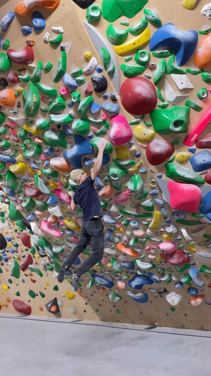 ドメン・スコフィッチのインスタグラム：「When things don’t go according to the plan 🙅🏻‍♂️ #epicfail #stillamongsttheliving #dontbelikeme 😅 . @redbull #givesyouwings @redbullsi @pazi.to @climbholds @postanivojak @climbing_ranch」