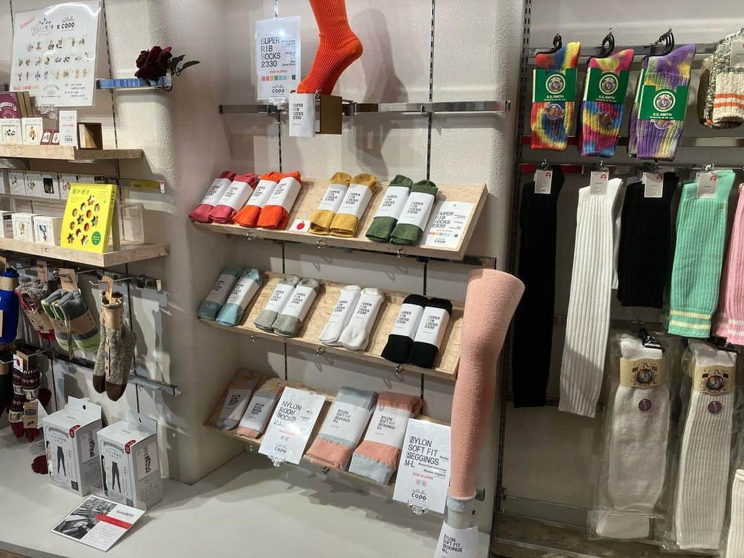 靴下専門店コポさんのインスタグラム写真 - (靴下専門店コポInstagram)「NYLON ROOM SOCKS 2325 (ナイロンルームソックス2325） 1,100円 Relax -リラックス- LightFit -かろやかフィット Size 23cm-25cm MADE IN JAPAN  ----------- NYLON SOFT FIT REGGINGS M-L （ナイロンソフトフィットレギンスM-L) 4,180円 Relax リラックス Knee Compression ひざ下着圧 House Reggings おうちレギンス  【取り扱い店舗】 〇南心斎橋店 心斎橋筋商店街  〇西宮北口店 アクタ西宮ショッピングモール西館2F  〇エビスタ西宮店 エビスタ西宮2F  〇三宮センター街店 センタープラザ東館1F  〇野田阪神店 WISTE（ウィステ）2F  〇南千里店 トナリエ2Ｆ 〇千林本店 千林商店街  〇千里中央店 せんちゅうパル2Ｆ  〇尼セン店 アマスタアマセン１F  ○阿佐ヶ谷店阿佐ヶ谷パールセンター  〇浅草EKIMISE店　浅草エキミセ 〇永福町店　京王リトナード永福町   ●コポnet web https://copo-net.jp」1月29日 1時04分 - copo_net