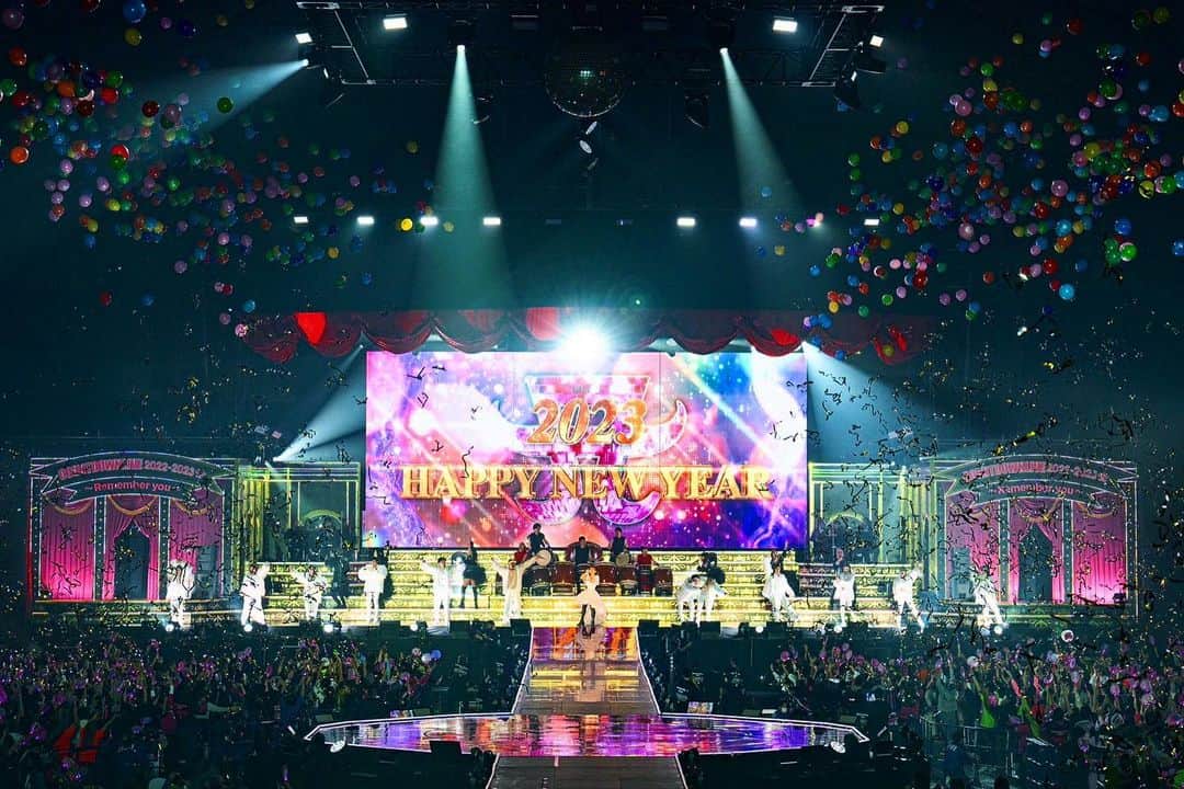 荒木駿平のインスタグラム：「dTVの見逃し配信今日の23：59まで！！ ギリギリまで何回でも観る👀  4曲目が大好きすぎて、いつも早替え小屋で熱唱してました🎤  #ayumihamasaki  #ayuCDL20222023 #Rememberyou  @masayukikamo @yabedon @lent_lcsez 📸🙇🏻‍♂️」