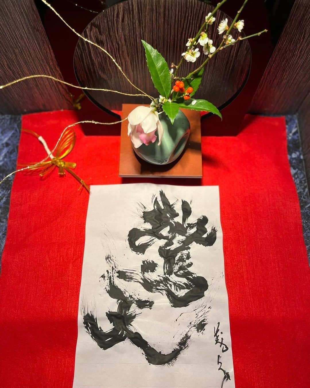東山義久さんのインスタグラム写真 - (東山義久Instagram)「.  明けましておめでとうございます！ 今年も宜しくお願いします！  今年の書き初め 　 「　驚天　」  舞台、日々の生活を更に充実した年となる様 1日1日を大切にしていきます。  皆様にとっても実りある素晴らしい一年となります様に✨  #東山義久」1月5日 9時57分 - yoshihisa_higashiyama