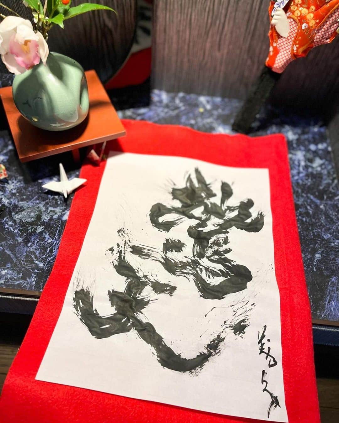 東山義久さんのインスタグラム写真 - (東山義久Instagram)「.  明けましておめでとうございます！ 今年も宜しくお願いします！  今年の書き初め 　 「　驚天　」  舞台、日々の生活を更に充実した年となる様 1日1日を大切にしていきます。  皆様にとっても実りある素晴らしい一年となります様に✨  #東山義久」1月5日 9時57分 - yoshihisa_higashiyama