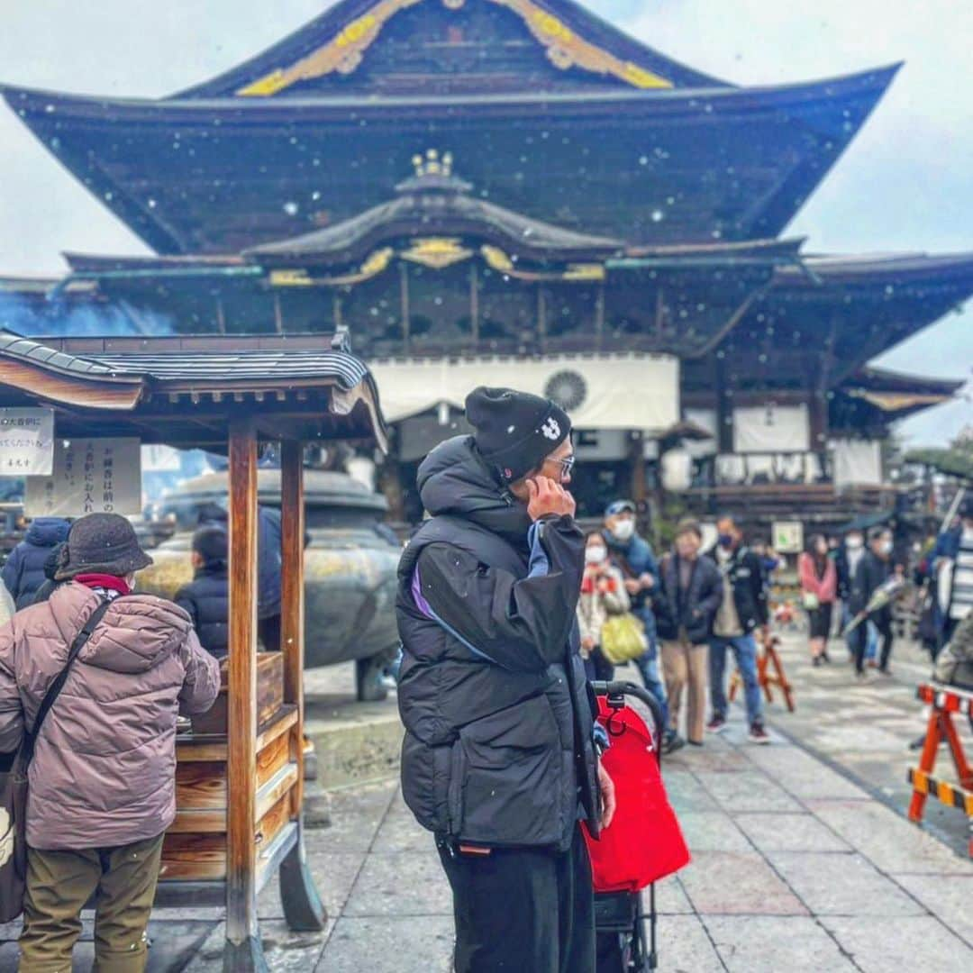 竹内択のインスタグラム：「⛩🙏🦅Hatsumoude🦅🙏⛩  長野の魅力の一つの #善光寺 ！  周辺のお店も面白いので、よく行きます🚶  おみくじは吉だったけど、書いてある内容がよく分からなかったんで、良しという事で👌  #初詣 #hatsumoude #2023 #zenkoji #nagano #株式会社カワモト #densen #デンセン #soilsupport #itoen #伊藤園 #シウナススイーツ #長野ナブコ #ちょいのりレンタカー #bwt #oakley #fruitswax  #skijumpingfamily #skijump #teamtaku #tt #チームタク #takutakeuchi #竹内択」