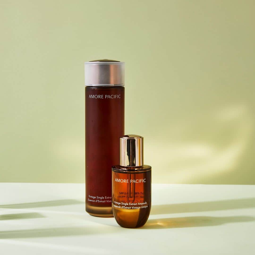 アモーレパシフィック USのインスタグラム：「Make it your most luminous year ✨  Our award-winning Vintage Single Extract Essence and Ampoule are rich in antioxidants to help strengthen skin’s moisture barrier and help improve visible signs of aging. Use together for a glow that lasts all year long.   Shop now by clicking the link in our bio.」