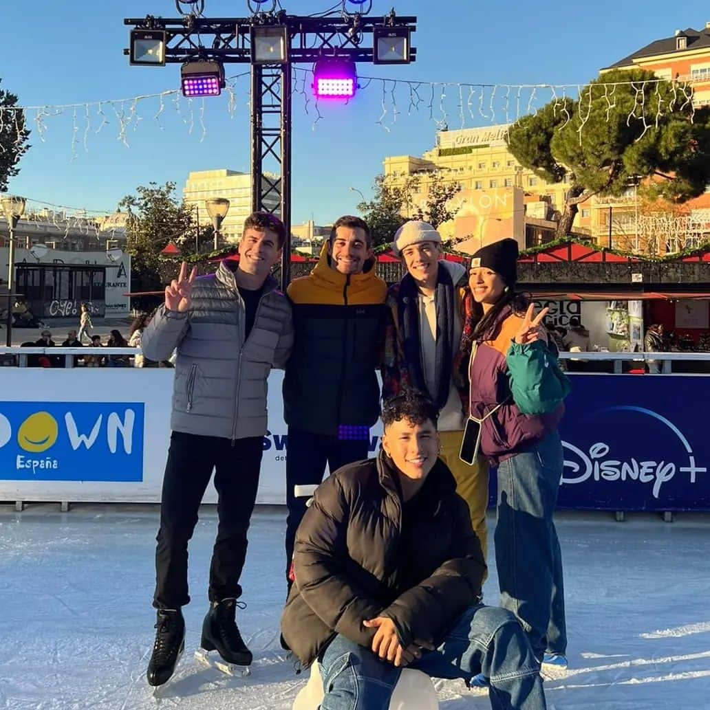 ハビエル・フェルナンデスのインスタグラム：「Gracias por esta tarde, que grandes personas sois y que bien nos lo hemos pasado❤️!!  #disneypluses  Thank you for this afternoon, what a great people you are and what a fun time we just had❤️!! #disneypluses」