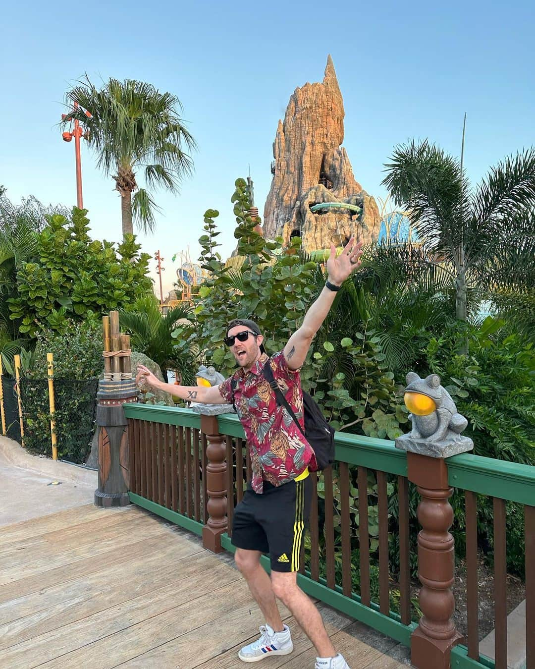 マシュー・ルイスのインスタグラム：「Volcano Bay. The highest peak in the state of Florida. And it’s got a slide in it. Does your highest peak have a slide in it?  Only mad dogs and Englishmen go out in the midday sun. And the Florida winter apparently. Had the place to ourselves. Class. @universalorlando」