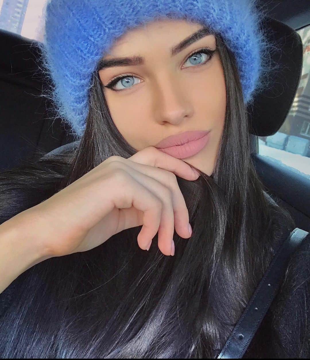 DASHA Dのインスタグラム：「Old pictures. But my God. How much I miss snowy winters and the big city life 💥✨🫶🏼 . . . . . . . #snow #snowman #snowday #snowsnowsnow #neve #makeup #winter #mountain #lovewinter #milano #italy #italia #blueeyes #makeup #eyeliner #model」
