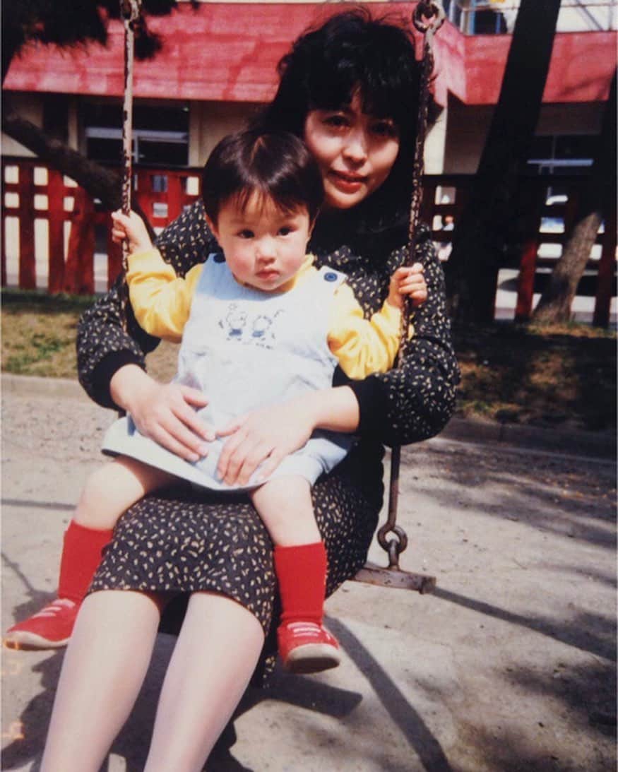 瀬戸早妃のインスタグラム：「今日はお母さんの誕生日🎂❤️  いつまでも元気で綺麗なお母さんでいてほしいです🎵  最近はコロナ禍もあってめっきり会える機会が少なくなってしまったけど、  またいっしょにディズニーランドに遊びに行ったり舞台観劇したりしたいなぁ♫  素敵な一年になりますように🥰  イラストメーカーにかけてみたら 私の腕が金の羽になったよ👼💕笑  #お母さん #お誕生日おめでとう #あけましておめでとうございます」