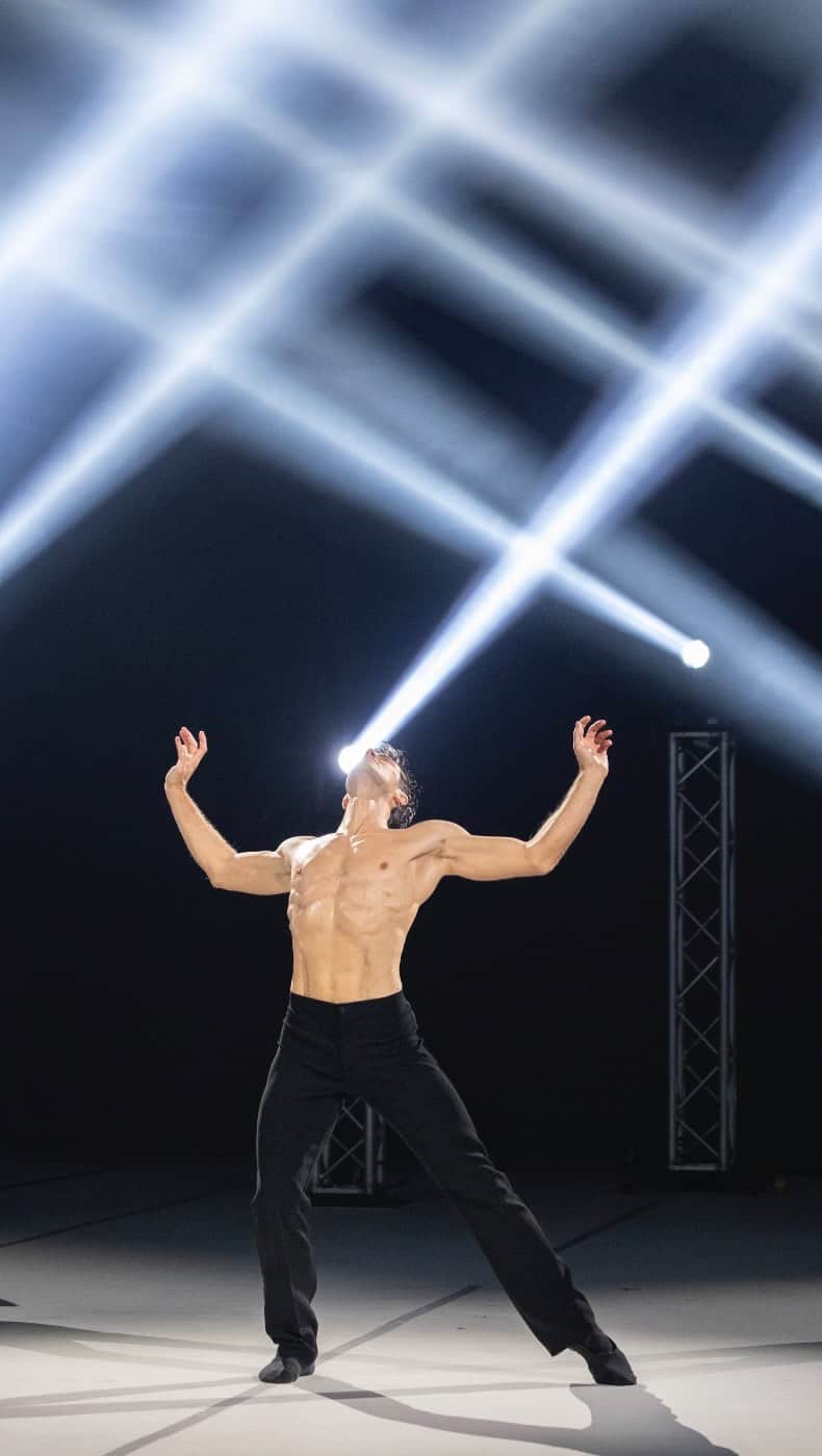 ロベルト・ボッレのインスタグラム：「Leggendo i vostri commenti mi pare che in cima alla classifica ci sia l’omaggio a Ezio Bosso.  Eccolo qui.  #danzaconme coreografia @patrickdebana @rai1official  Potete comunque rivedere tutta la puntata su @raiplay_official」