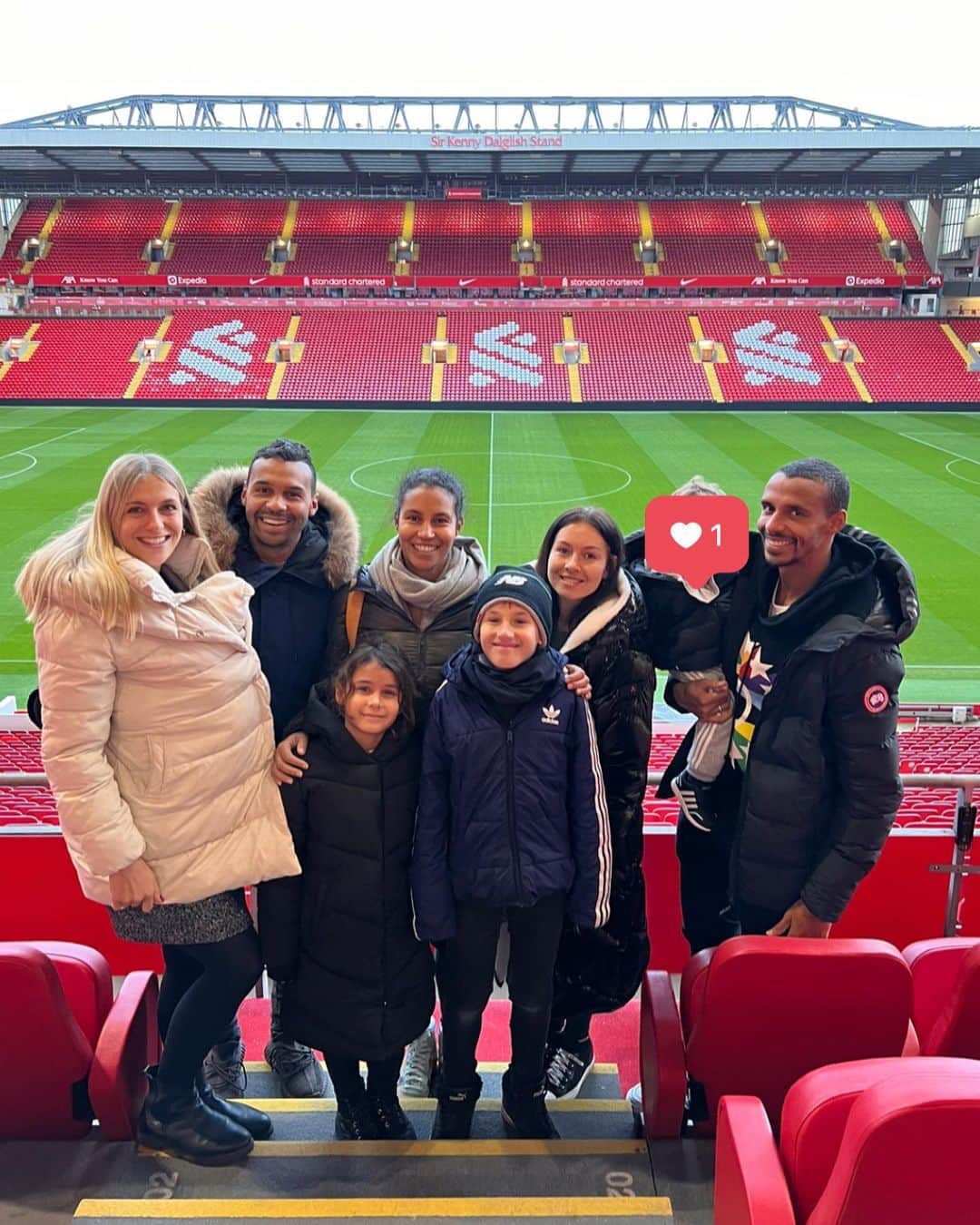 マーヴィン・マティプのインスタグラム：「Inside Anfield!  #family #meeting #liverpool #Bochum #ingolstadt #schmidtnideggen #inside #lfc #Mika #Noemi #valentina」