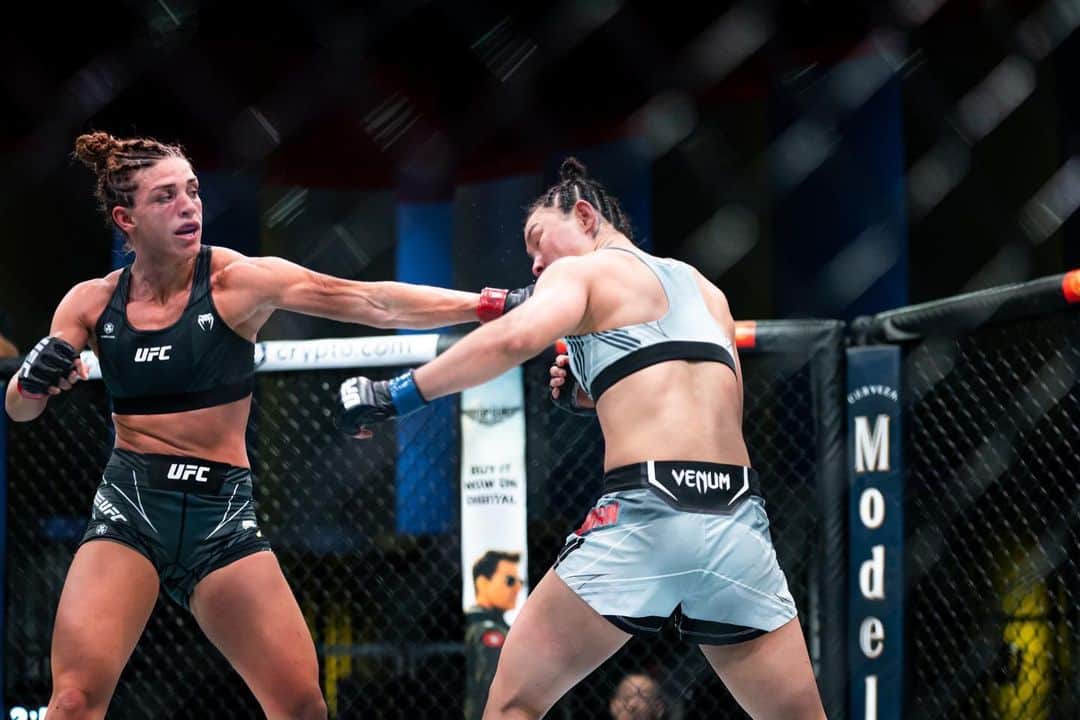 マッケンジー・ダーンのインスタグラム：「Missing these battles!!  🙏🏽👊🏽💪🏽 • • • Saudades das batalhas !!  🙏🏽💪🏽👊🏽」