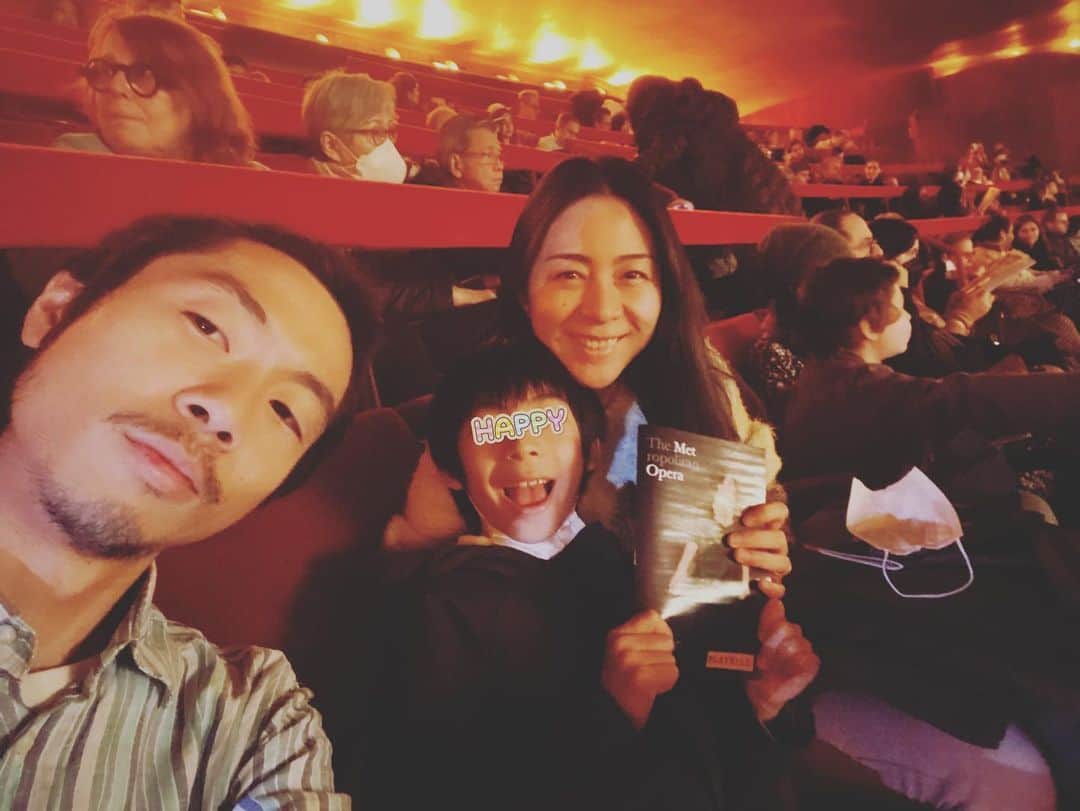 Ka-Naさんのインスタグラム写真 - (Ka-NaInstagram)「Happy New Year!!! How are you all? How was your New Year’s Day? I made and ate Soba on the New Year’s Eve and went to see fireworks at Prospect Park with my friend and family :) Also, I made Mochi-soup(it’s called “お雑煮 ozouni” in Japanese) on the New Year’s Day, and the next day, we went to see Opera “The Magic Flute” at Met Opera! Beside, today is my Birthday :) I turned 40 today!!! My husband and son celebrated my birthday. I am really really happy and lucky to have them! Anyway, wishing you all a wonderful and beautiful 2023!!! Let’s have fun this year as well ;) 今年もよろしくお願いしまーす♪    #植村花菜#kanauemura#ka-na ny#newyork#ニューヨーク#newyorklife#singersongwriter#シンガーソングライター#guitar#ギター#acousticguitar#アコースティックギター#japanese#japanesepops#jpop#happynewyear#年越しそば#お雑煮#opera」1月5日 6時34分 - kanajpop