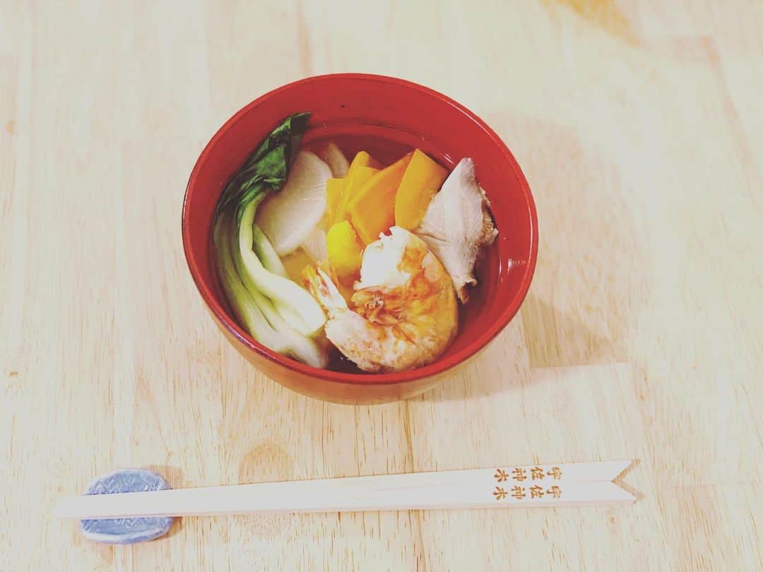 Ka-Naさんのインスタグラム写真 - (Ka-NaInstagram)「Happy New Year!!! How are you all? How was your New Year’s Day? I made and ate Soba on the New Year’s Eve and went to see fireworks at Prospect Park with my friend and family :) Also, I made Mochi-soup(it’s called “お雑煮 ozouni” in Japanese) on the New Year’s Day, and the next day, we went to see Opera “The Magic Flute” at Met Opera! Beside, today is my Birthday :) I turned 40 today!!! My husband and son celebrated my birthday. I am really really happy and lucky to have them! Anyway, wishing you all a wonderful and beautiful 2023!!! Let’s have fun this year as well ;) 今年もよろしくお願いしまーす♪    #植村花菜#kanauemura#ka-na ny#newyork#ニューヨーク#newyorklife#singersongwriter#シンガーソングライター#guitar#ギター#acousticguitar#アコースティックギター#japanese#japanesepops#jpop#happynewyear#年越しそば#お雑煮#opera」1月5日 6時34分 - kanajpop