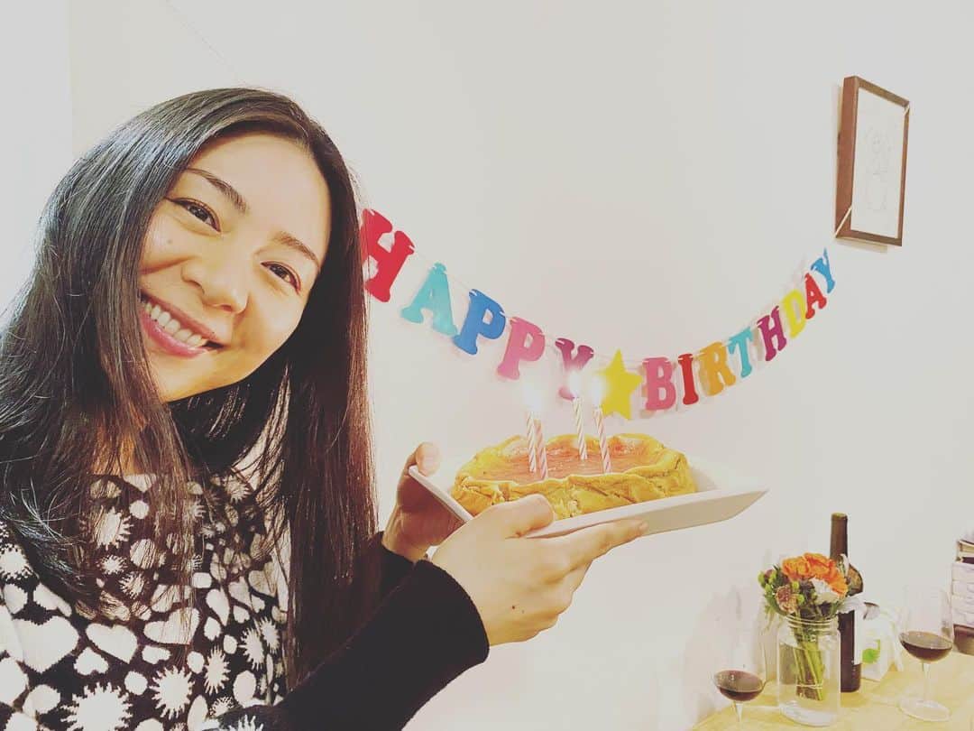 Ka-Naさんのインスタグラム写真 - (Ka-NaInstagram)「Happy New Year!!! How are you all? How was your New Year’s Day? I made and ate Soba on the New Year’s Eve and went to see fireworks at Prospect Park with my friend and family :) Also, I made Mochi-soup(it’s called “お雑煮 ozouni” in Japanese) on the New Year’s Day, and the next day, we went to see Opera “The Magic Flute” at Met Opera! Beside, today is my Birthday :) I turned 40 today!!! My husband and son celebrated my birthday. I am really really happy and lucky to have them! Anyway, wishing you all a wonderful and beautiful 2023!!! Let’s have fun this year as well ;) 今年もよろしくお願いしまーす♪    #植村花菜#kanauemura#ka-na ny#newyork#ニューヨーク#newyorklife#singersongwriter#シンガーソングライター#guitar#ギター#acousticguitar#アコースティックギター#japanese#japanesepops#jpop#happynewyear#年越しそば#お雑煮#opera」1月5日 6時34分 - kanajpop