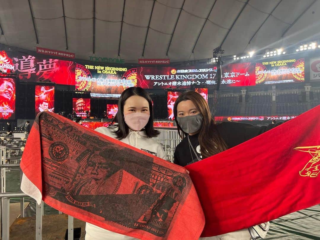 勝みなみのインスタグラム：「今年も観に行ってきました！❤️‍🔥 1.4東京ドーム！！！！！✨  観ているだけで、パワーをもらえる最高なイベント。  アントニオ猪木さんの追悼大会ということもあって、猪木さんの曲がたくさん流れました。選手としても、人間としても偉大な方だったんだなと改めて実感しました。  『闘魂』私もこの言葉を胸に刻み、ゴルフ頑張ります❤️‍🔥⛳️🏌🏻  一緒に行ってくれたさくらちゃん！ありがとう❤︎ @sakura_koiwai_official  また来年も行こうね😊 #新日本プロレス #アントニオ猪木さん #ありがとう #感動 #感謝」