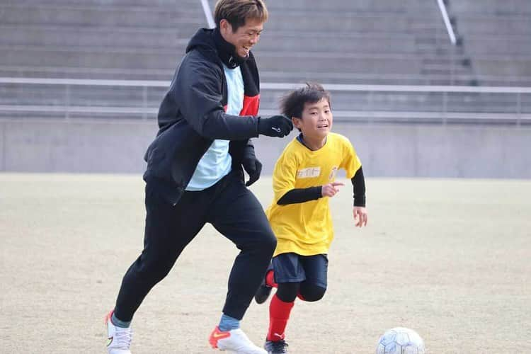 塩谷司さんのインスタグラム写真 - (塩谷司Instagram)「明けましておめでとうございます！ 本年も宜しくお願い致します！  徳島NEW YEAR soccer festa 2023!に参加してきました！ 地元徳島出身のプロ選手が集まり子供達とサッカーをしました！ 一緒にサッカーをした子供達が少しでも何かを感じこれからも成長しサッカーを楽しんでほしいと思います！  あと少しでチームも始動しトレーニングキャンプを経てシーズン開幕を迎えます。今シーズンも自分らしく頑張っていこうと思います！応援よろしくお願いします！  #徳島newyearサッカーフェスタ  #徳島出身jリーガー後援会」1月5日 8時19分 - sio12533