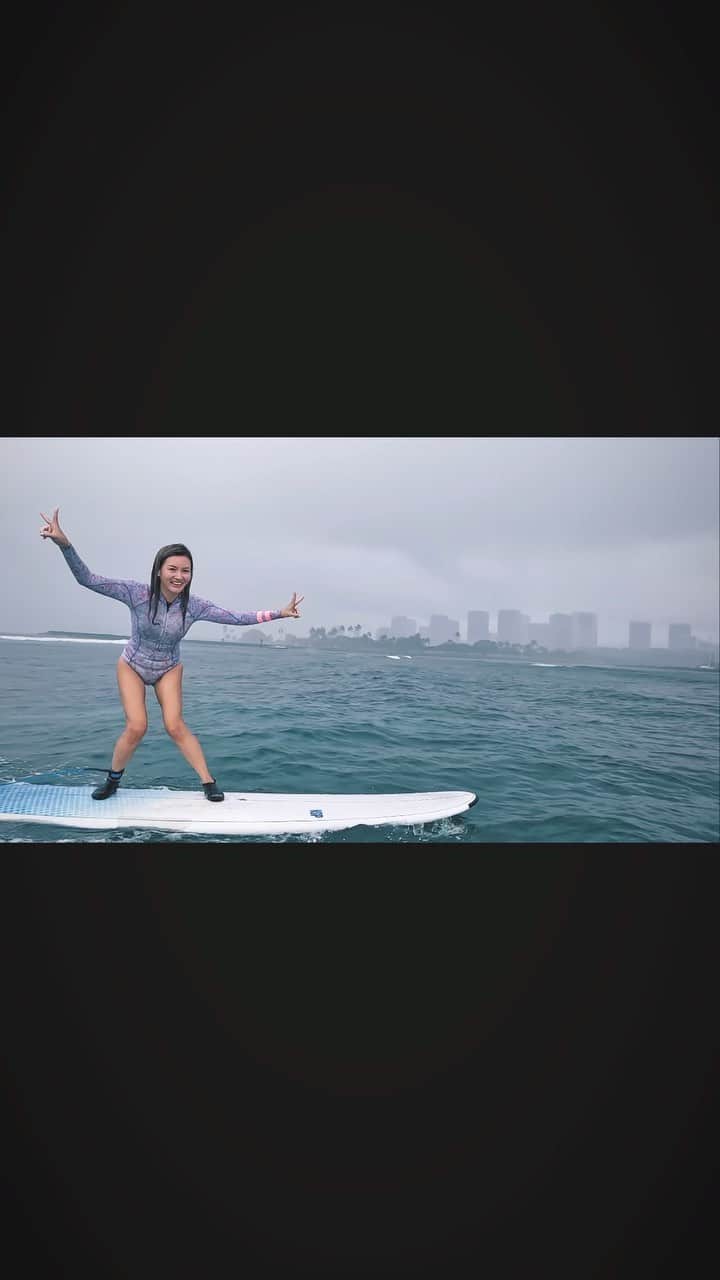 福王寺彩野のインスタグラム：「大雨だったけどラストサーフィン🏄‍♀️🌊☔️ 病み上がりで力がなく🤣またまたへっぴり腰だけど記録用📽 楽しかった🥹私がやりたいと思う唯一のスポーツ😂❣️ 今回もありがとうございました🫶 @surfergirlacademy  👩‍🏫 @mitokasuya 🎥 @hungryyuko 🙏 #surfergirlacademy #surfing #hawaii #あやのサーフィン記録 #サーフィン女子 #サーファーガールアカデミー #ハワイ」