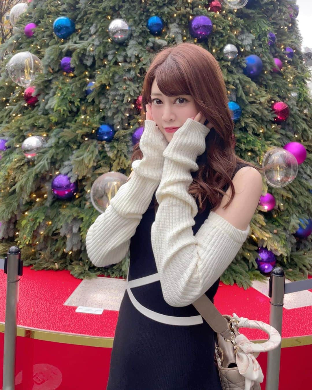 薄井美樹のインスタグラム：「． 今更だけど去年ははづと ツリーとかイルミネーション いっぱい観に行ってきた🫣💕」