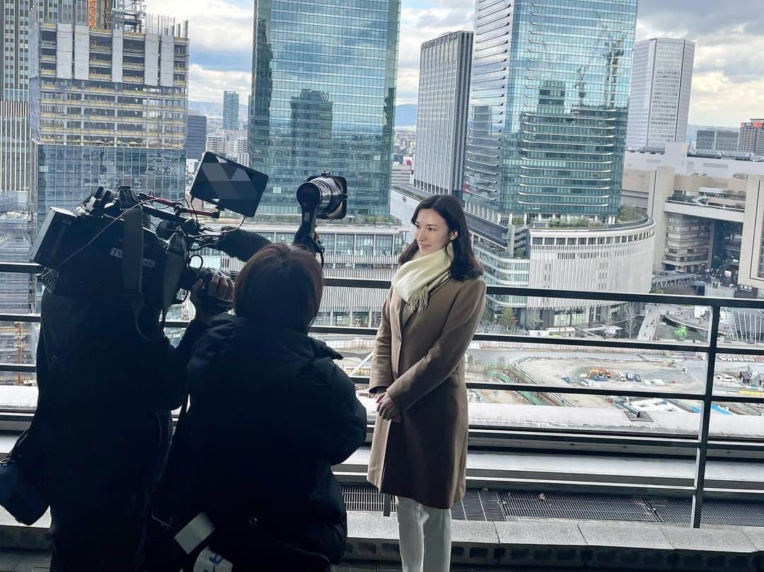 ウーデンジェニファー里沙さんのインスタグラム写真 - (ウーデンジェニファー里沙Instagram)「* 今日は『やさしいニュース』の今年最初の放送でした📺  ご覧いただいた皆さま、ありがとうございました😌  春に新しい駅が誕生することで注目を集める 「うめきた2期」の開発状況について 中継でお伝えしました。  またあすからもよろしくお願いします✨  .  #テレビ大阪 #やさしいニュース #生放送 #中継 #生中継 #取材 #大阪駅 #大阪 #梅田 #うめきた #うめきた2期  #うめきた2期地区再開発 #うめきた2期地区 #都市開発  #まちづくり #街 #都市 #新年初放送 #初 #放送 #osaka #japan #development #今年もよろしくお願いします  #アナウンサー #announcer #ウーデンジェニファー里沙」1月5日 19時59分 - wooden_jennifer_tvo_official