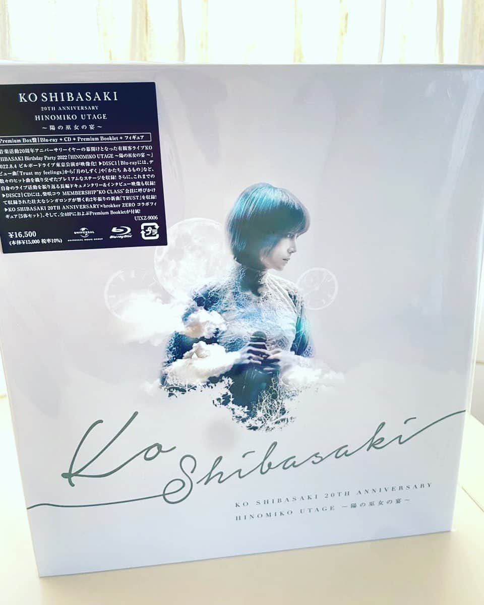 ひぐちしょうこのインスタグラム：「柴咲コウちゃんから、KO SHIBASAKI 20th Anniversary HINOMIKO UTAGE ～陽の巫女の宴～　DVDが届いたよ✨ めちゃくちゃ映像綺麗。しかも、神セットリスト。なんという美しさ。。 コウちゃんありがとう❤️」