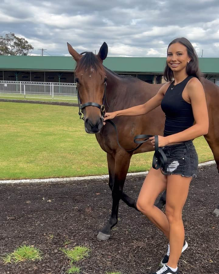 テイレイハ・クラークのインスタグラム：「Finally got to meet my beautuful Xtravagant x Fashion filly 🐎. Looking forward to heading to the races soon with @calibreracinggroup to watch her in full flight.   If you would like to join in on the racing fun and own this horse with me contact the guys at @calibreracinggroup for more info!」