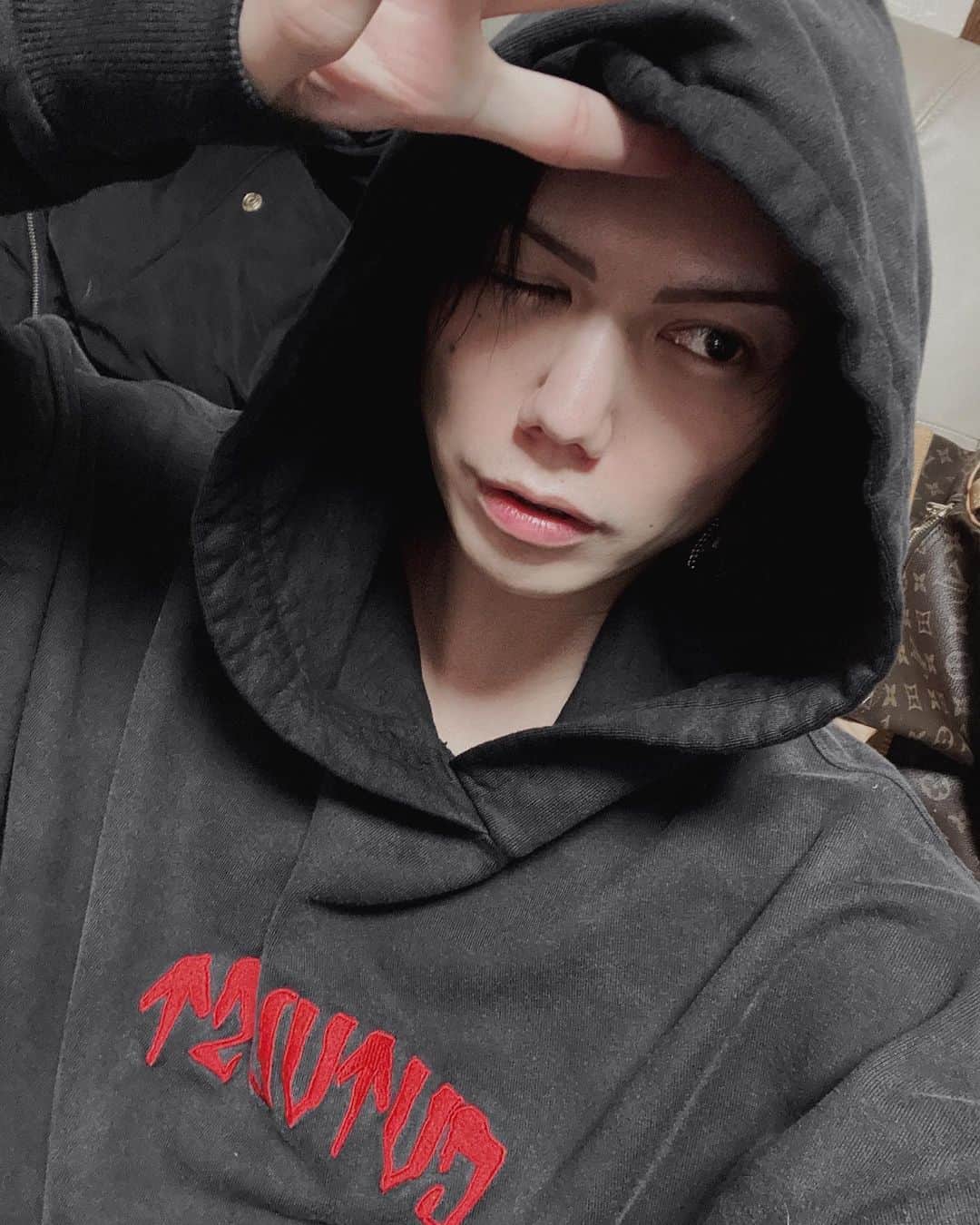 太田和樹／かずちぇるのインスタグラム：「あけましておめでとうございます🎍✨ 今年も一年よろしくお願いします🤲⛩ 寝正月過ぎて自撮りしてみたら 眉毛ボーボボやった🧑‍🦱  アパレルの接客死ぬほど嫌いやのに このブランドのお兄さんの接客最高やった👏  O'barは明日６日からです🙇‍♂️ 今年もたくさん乾杯しませう🥂  #afartefact #altra #cvtvlist #rickowensjapan #rickowensdrkshdw #rickowensonline #rickowensshoes #rickowenssneakers #rickowens #rickowensgeobasket #rickowensjapan #リックオウエンス #リックオウエンスダークシャドウ #ジオバスケット #パリコレ #元モデル #mensegg」