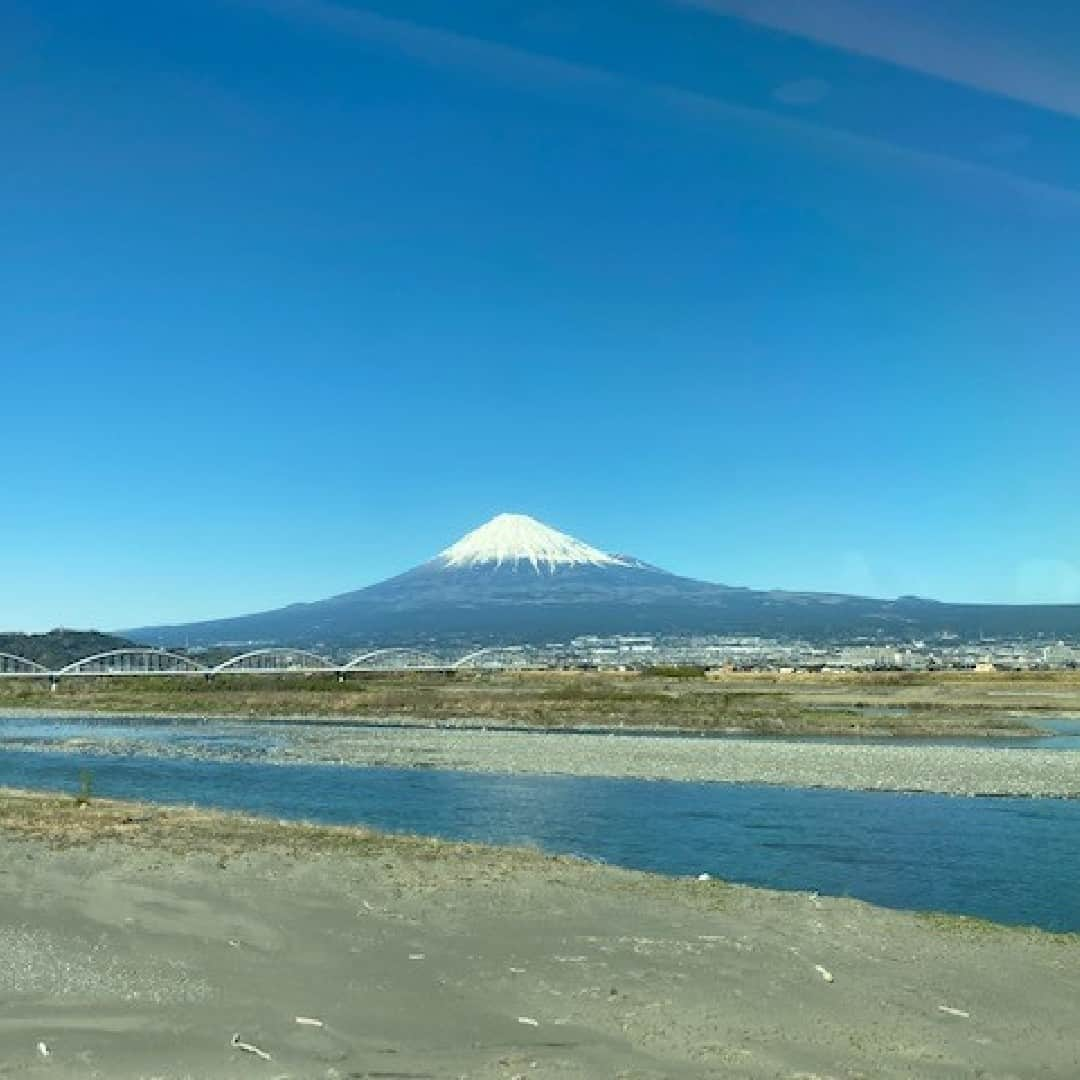 テレビ朝日アナウンサー公式さんのインスタグラム写真 - (テレビ朝日アナウンサー公式Instagram)「【令和５年ご挨拶】 明けましておめでとうございます！ 雄大なこの富士山のように。どっしりと構え、泰然自若。でも、しなやかに清々しく。 臆せず、楽しく、前に進みたいと思います。今年の目標は “脱皮”です。 #上山千穂」1月5日 19時01分 - tvasahi_announcers