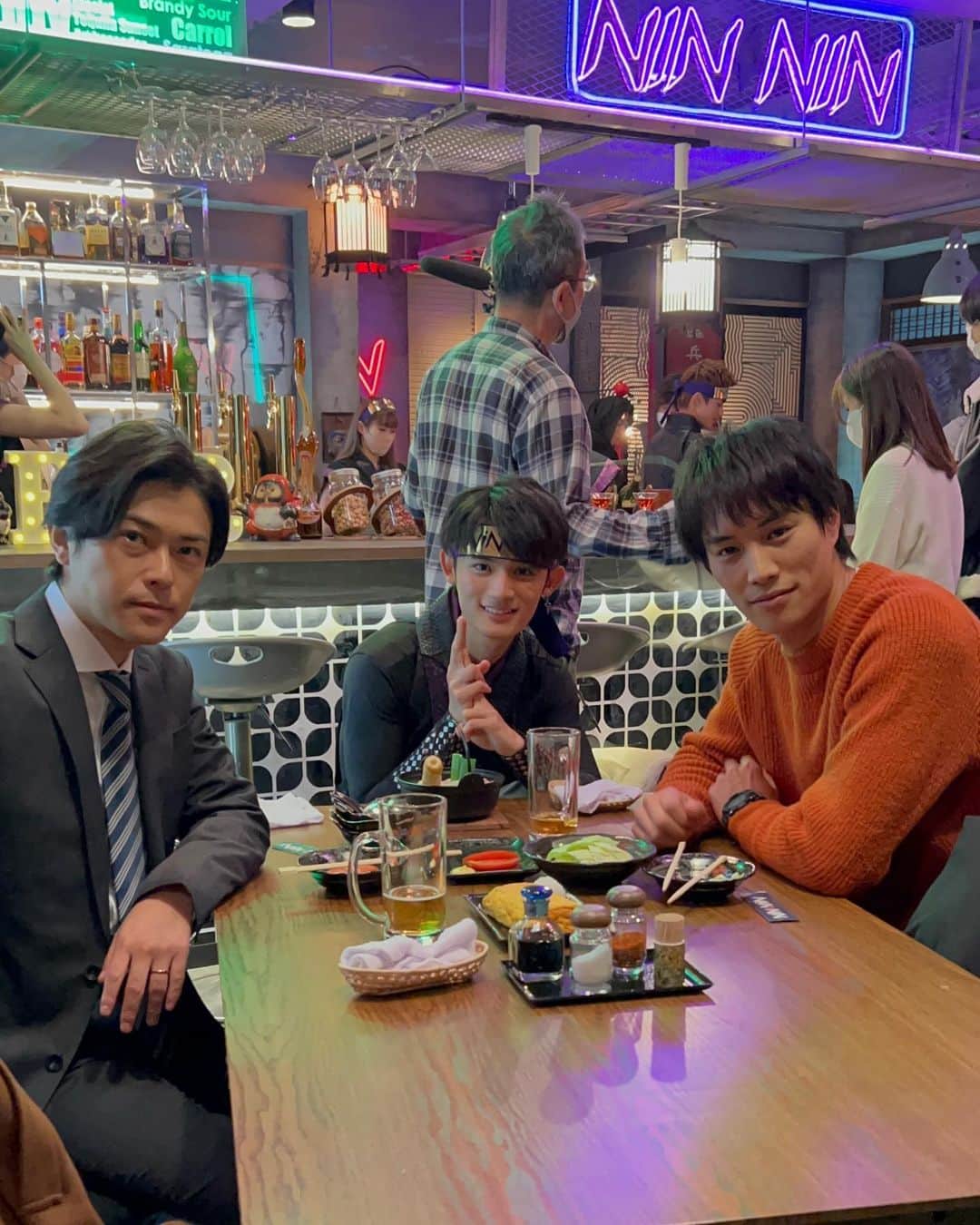 忍者に結婚は難しいのインスタグラム：「今夜10時スタート❗️ #忍者に結婚は難しい  ／ 📢放送まで、あと3️⃣時間‼️ ＼  宇良(#藤原大祐)のバイト先 忍者居酒屋“NINNIN”に🏮🥷 本物の忍者の悟郎(#鈴木伸之)と 音無(#勝地涼)がやって来て…⁉️  忍者パフォーマンスショーにもご注目👀   #ドレミファドン 始まりました‼︎ チームにんむず頑張って🙌」
