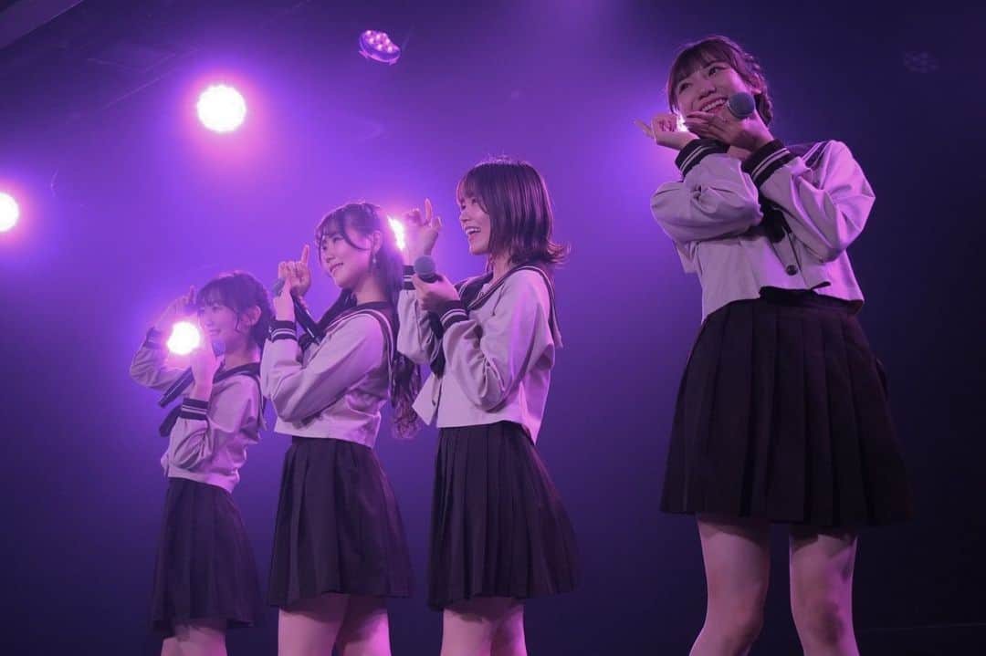 佐藤海里のインスタグラム：「. . .  卒業公演で披露させていただいた「思い出マイフレンド」 この4shot好きすぎる🤍😮‍💨 . . そしてこの三つ編みヘアはつぐみさんに選んで頂きました！ またする度に思い出すんだろうなぁ…🥺  改めて ご卒業おめでとうございます！👏🏻♡♡   #アイドル  #アイドル衣装   #三つ編みアレンジ」