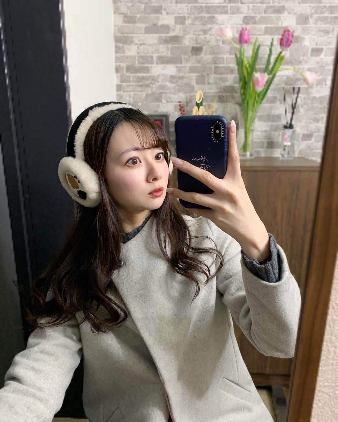 のインスタグラム：「昨日の撮り方が気に入ってしまった、、 出勤コーデ。 耳当ては相棒！寒い朝はこいつがいないと耳ちぎれる。 後ろのチューリップ1本へたってた、、  #出勤コーデ #出勤バッグ #カラーパンツ #ホワイトブーツ　#白ブーツ #グレーコート　#グレーコーデ#耳当て#イヤーマフ」