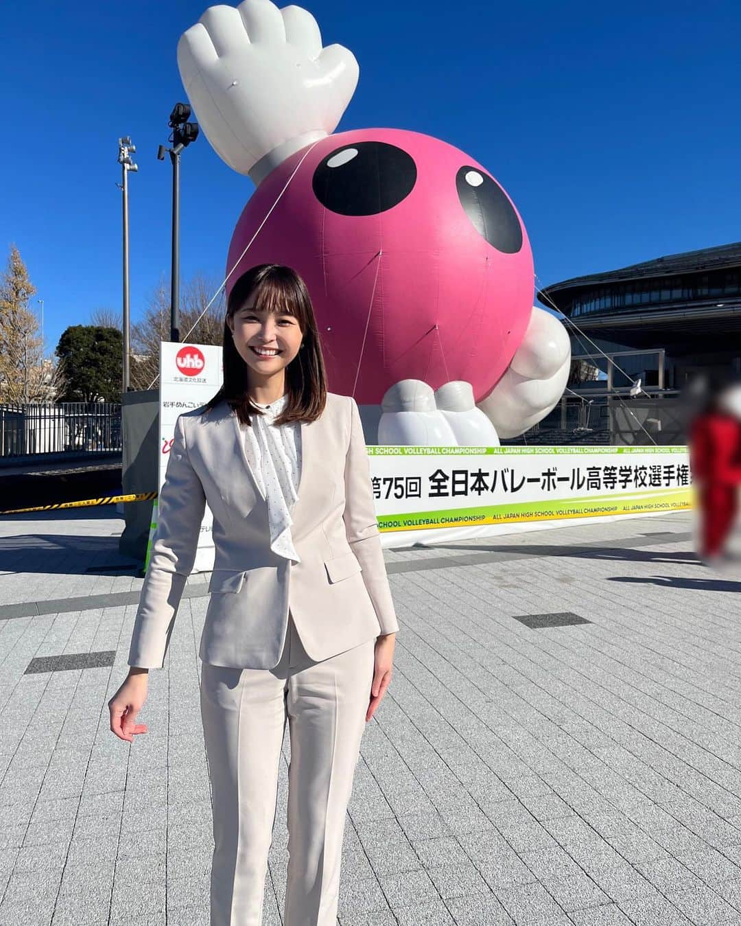 渡邊渚のインスタグラム：「春の高校バレーが開幕🌸 今日は２日目。すでに熱戦が盛りだくさん。目が離せない試合ばかりです！  観ているだけでワクワク、取材しに行っているのにとにかく楽しくて仕方ない...!!  週末には準決勝と決勝をお届けします！ ぜひご覧ください。  #春の高校バレー#春高バレー #バレーボール#巨大#バボちゃん#眩しそう」