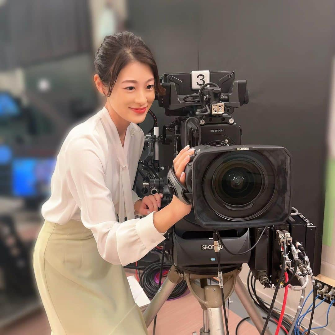 小宮山瑞季さんのインスタグラム写真 - (小宮山瑞季Instagram)「きのうから仕事始め！ 2023年のみんなの信州がスタートしましたよ🌷.*  今年もたくさん取材に出て、 様々なことを吸収し、 人間として大きく成長出来れば！ と思っております😎✨  みなさん、今年もどうぞ よろしくお願いいたします🍀*゜  スタジオには4台のカメラがあって、 場面ごとに目線を変えてお伝えしています！ その1つときょうは記念撮影です。 カメラマン風です📷✨笑  さて土曜はこれダネッ！のときから かわいらしい衣装をお貸しいただいていた Pure Houseさんの衣装は きょうが最後になります！！！ 長い間本当にありがとうございました☺️💓   #みんなの信州  #2023  #仕事始め  #カメラマン  #風  #アナウンサー衣装  #素敵な衣装  #ありがとうございました  #土曜はこれダネッ  #長年お世話になりました  #長野放送  #アナウンサー  #小宮山瑞季」1月5日 19時40分 - komiyama_mizuki