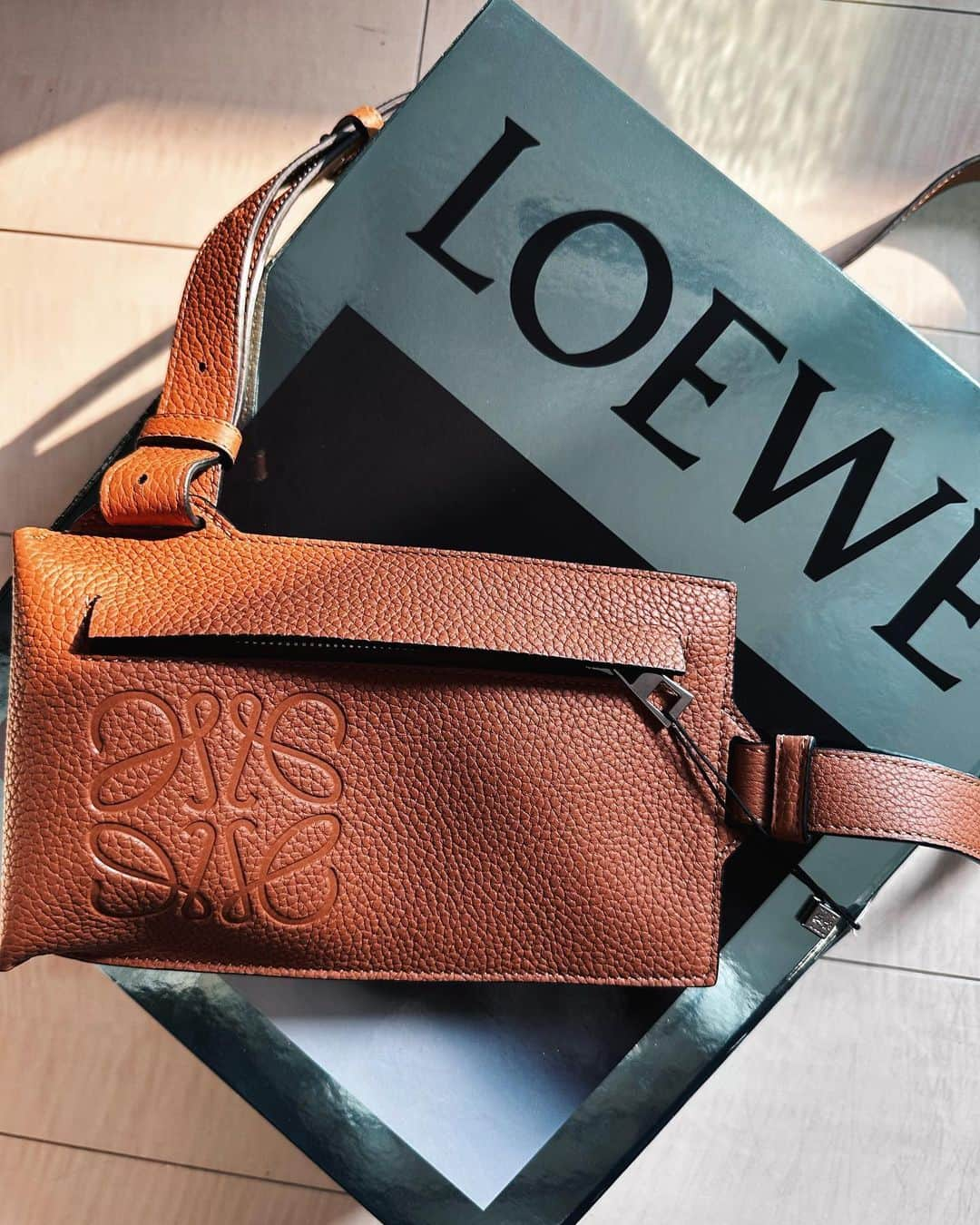 鎌田大祐（かまだだいすけ）のインスタグラム：「誕生日プレゼント🎅🎁  #バッグ #bag #ロエベ #ロエベバッグ #loewe #loewebag #ショルダーバッグ #shoulderbag #プレゼント #present #誕生日プレゼント」