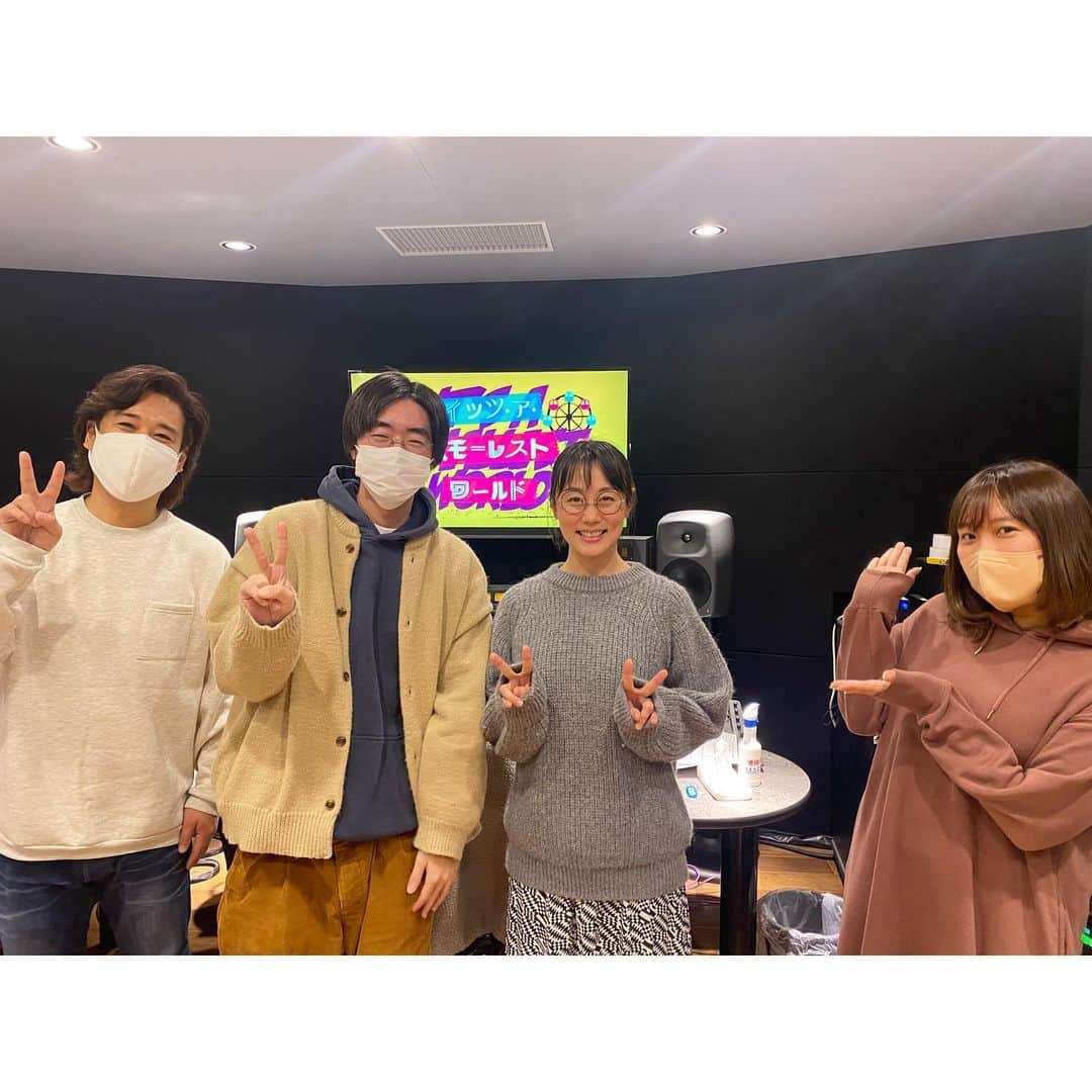 新井麻希のインスタグラム：「* お正月気分が抜けないまま初仕事で、かなり張った声と、しっとりめの声を出してきて、一気に血行が良くなり色々まわり始めました🤣！  テレビ朝日の特番 「イッツ・ア・スモーレストワールド」 1月7日(土) 23:00 〜 0:00   超限定された人達だけに「スモーレスト」な情報を提供する視聴対象者特定バラエティです！  たとえば、、、  ★全国のペット犬必見！ニンゲンをてなずける方法！！  ★母の手紙にM-1王者・ウエストランド井口の心が揺れ動く？息子が上京した母親必見！最高の小包作成法！！  ★恋愛禁止アイドルとこっそり付き合っている人必見！絶対バレない幸せ交際マニュアル！！  超限定された世界の情報をお楽しみください🤣  【MC】山崎弘也(アンタッチャブル)【ゲスト】高田秋 / 長谷川忍(シソンヌ) / レノン(エアデール・テリア)【VTRゲスト】あべこうじ / アレクサンダー / 井口浩之(ウエストランド)  楽しい番組にお声がけ頂きました！スタッフの皆様、ありがとうございました😊  #メガネはお正月太りを隠す必須アイテム👓」