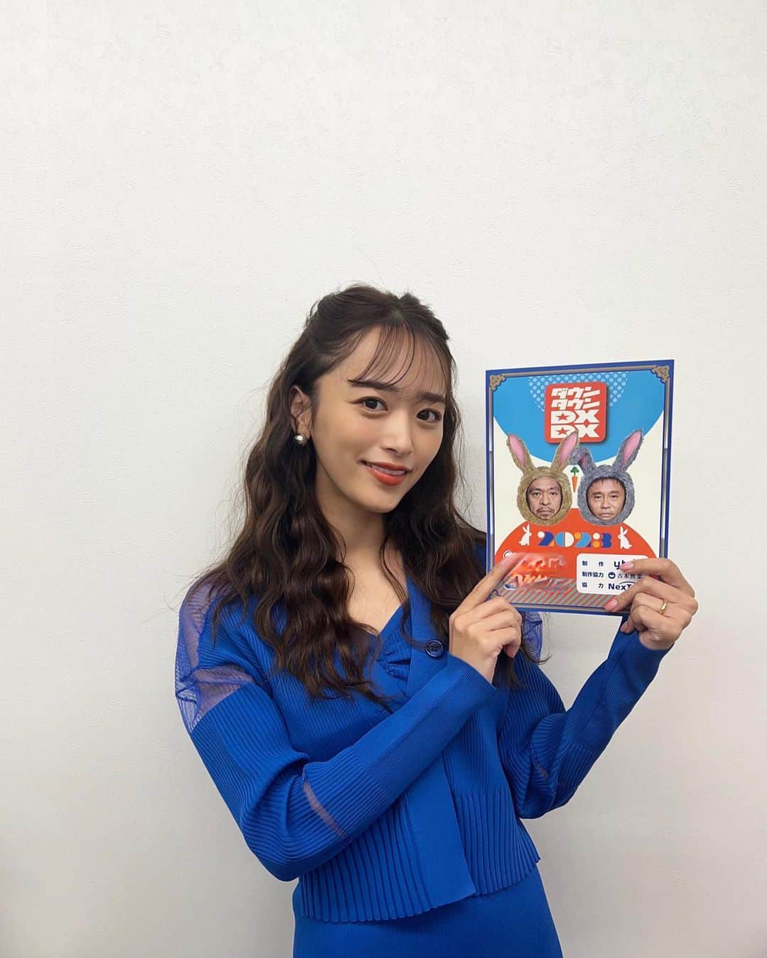 近藤千尋のインスタグラム：「本日21:00から 📺ダウンタウンDX 2023年最強運ランキングです❤️🥰  ラッキーカラーのブルーの衣装を着て 一体何位だったでしょうか。。？🕊 みなさんもテレビ見ながら 何位かなー？と予想しながら 見てみてね❤️☺️  占い大好きだから楽しかった~😘👍💕  #近藤千尋衣装　 「ダウンタウンDX」 tops ,skirt @threefourtime_official jewelry @unoaerre_japan shoes @yelloshoes_official」
