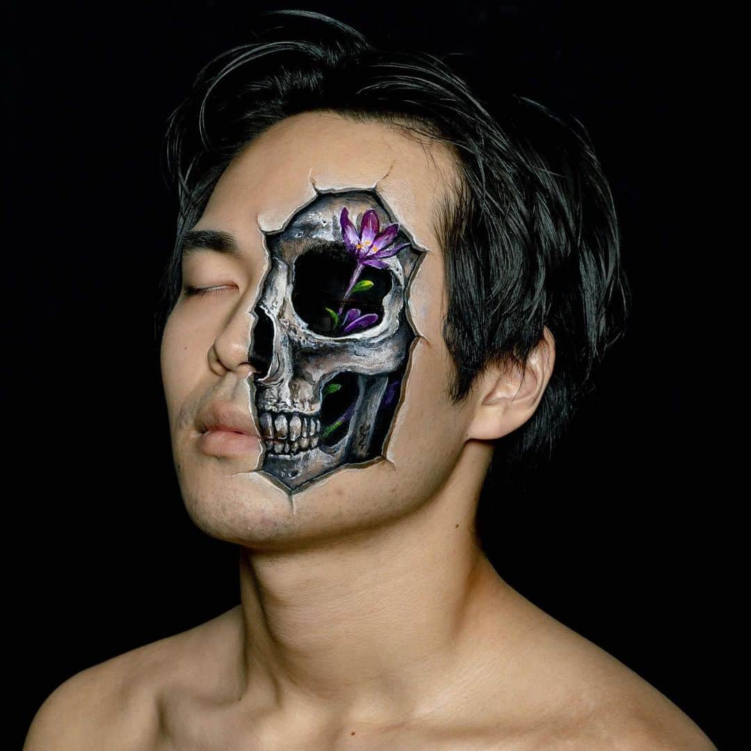 チョーヒカルのインスタグラム：「Something growing inside me🌼💀🌼💀🌼  FASHIONSNAPさんの『BODY MAGIC』という身体と装いについての連載で取材していただきました✨🌼✨ 髑髏っていつ描いても新鮮な気持ちで描けるな〜  記事読んでみてください！！ https://www.fashionsnap.com/article/bodymagic-hikarucho/」