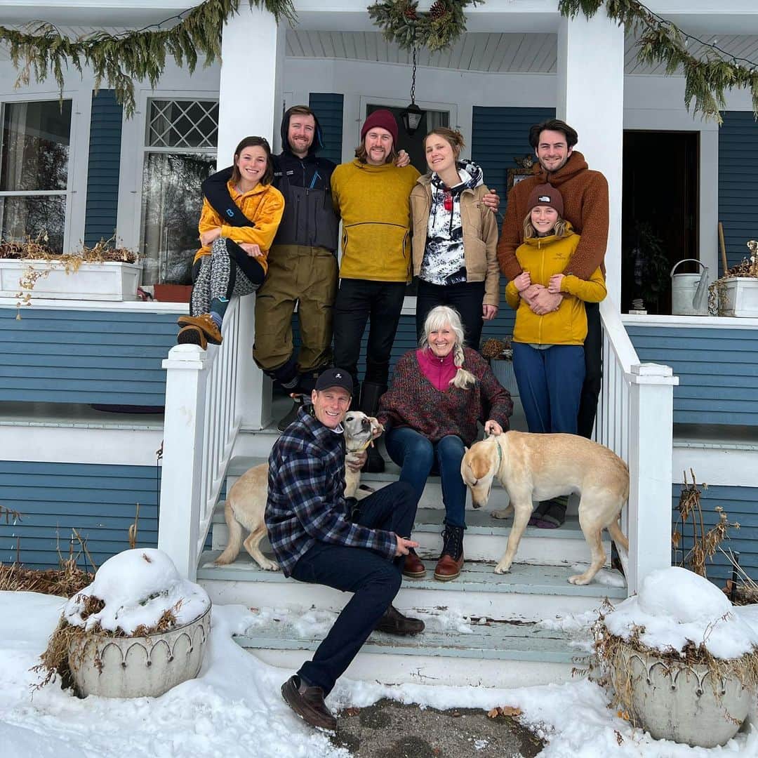 コンラッド・アンカーのインスタグラム：「Family on Porch, Winter.  1 January 2023.  Bucket, Butter, Boots, Bug, Swells, Schminck, Taxtel, Leegulls, G and Deesh ❤️」