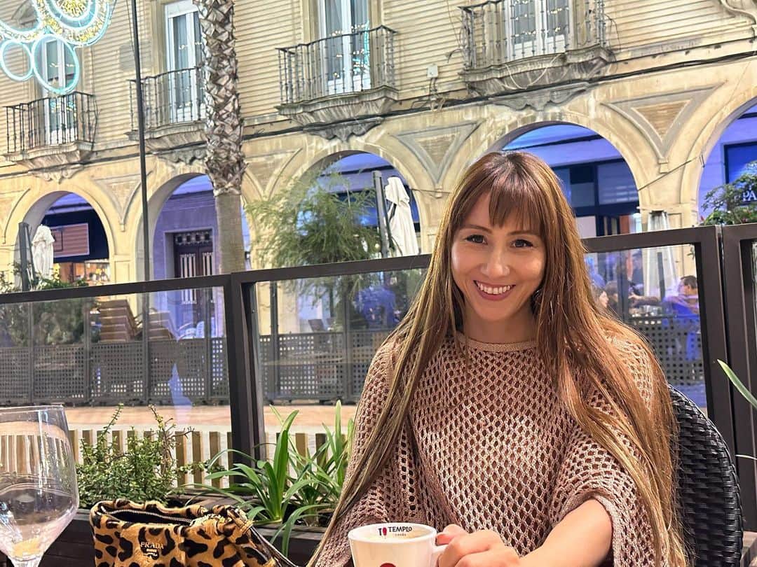 道端カレンのインスタグラム：「💙💙💙  楽しかったウェルバの夜🇪🇸  外でタパス食べたり、白ワイン飲んだり。  お酒は好きだけど、トライアスロンやるようになってからもあまり飲まなくなって、ボディメイクするようになってからももっと飲まなくなってしまって、 でも、ワインの味は好き🍷」