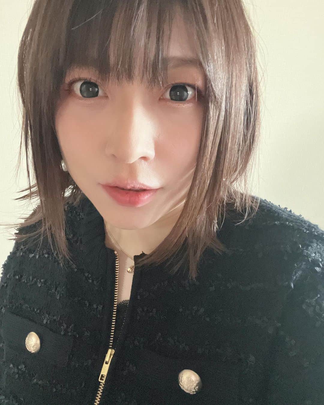 鈴華ゆう子のインスタグラム：「皆様本年もよろしくお願い致します。久しぶりに自メイクをしました。 髪も伸びたので外ハネにして新年の気分あげていきます。  #鈴華ゆう子  #和楽器バンド  #yukosuzuhana  #Wagakkiband  #くびれボブ   #外ハネボブ」
