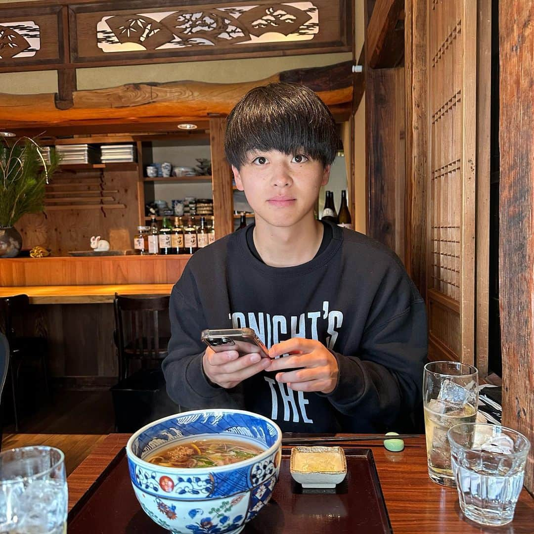 新井瑞樹のインスタグラム：「・ 明けましておめでとうございます⛩ 年始からお蕎麦を食べて初詣にも行けたので良い一年になりそうです！ 今年もよろしくお願い致します🙇🏻‍♂️」